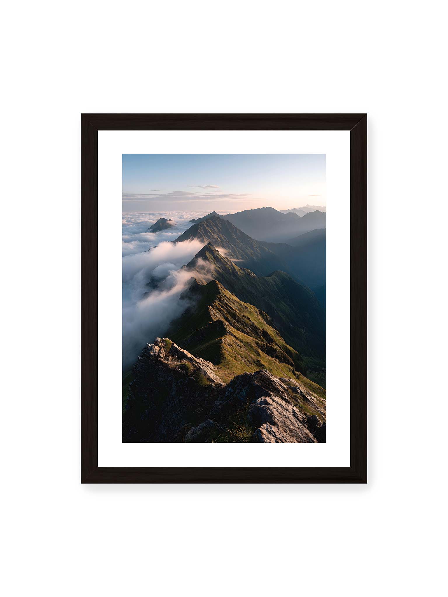 30x40 cm, weißer Galerie-Rand, schwarzer Rahmen – Gebirgskette mit Nebel und Lichtspielen, Wolken umhüllen die Gipfel.