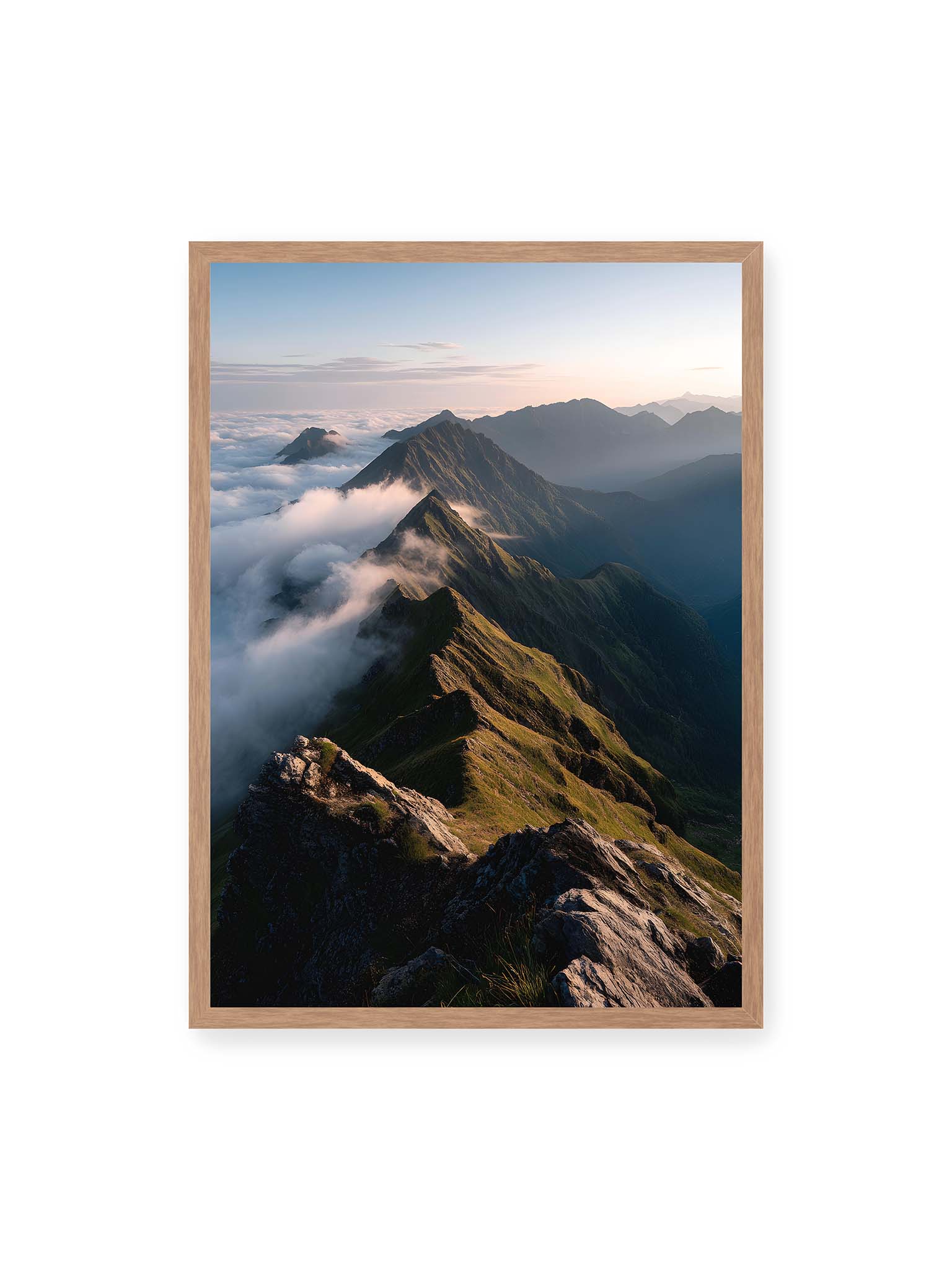 50x70 cm, Eichenrahmen – Gebirgskette mit Nebel und Lichtspielen, Wolken umhüllen die Gipfel.