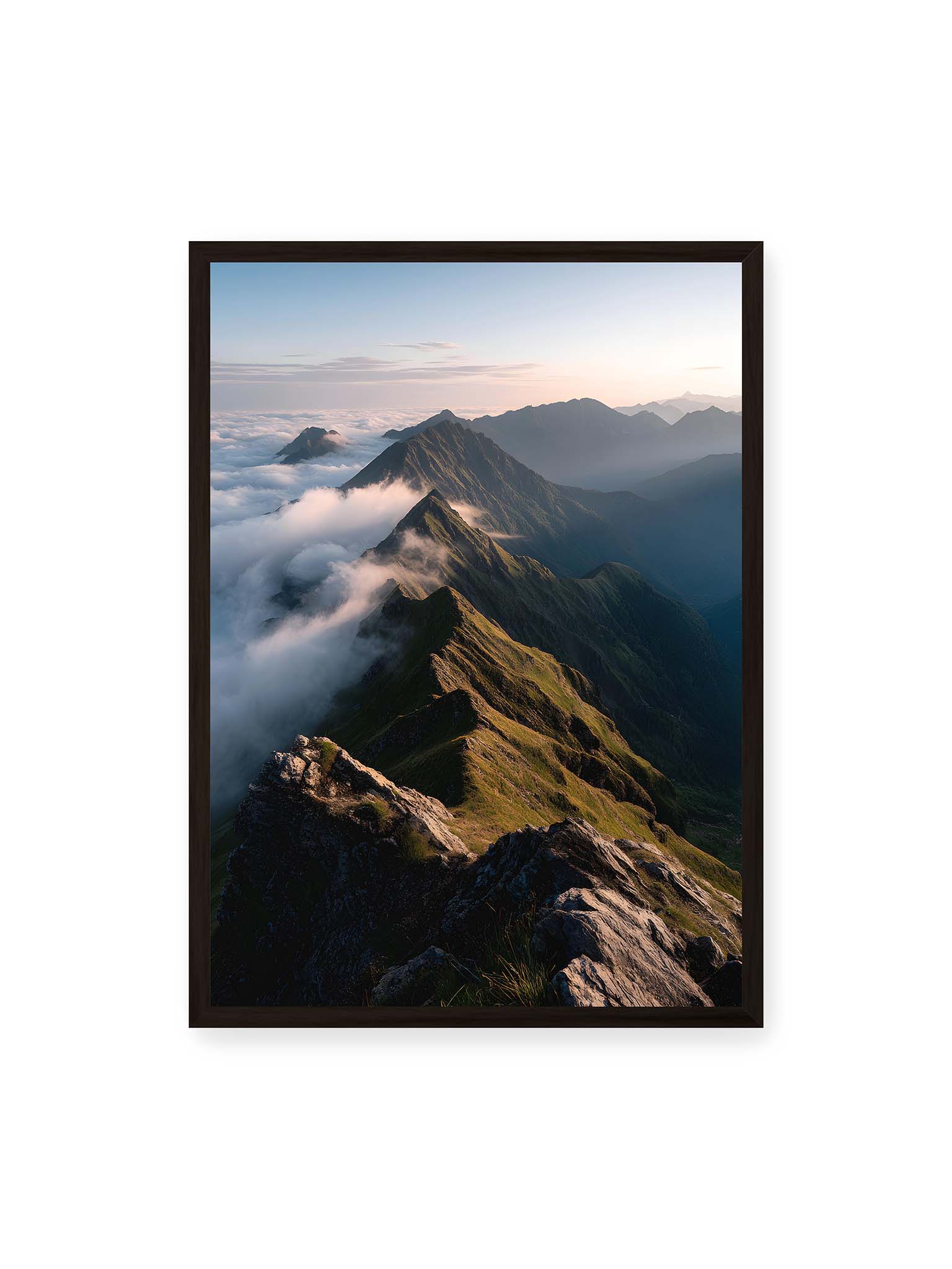 50x70 cm, schwarzer Rahmen – Gebirgskette mit Nebel und Lichtspielen, Wolken umhüllen die Gipfel.