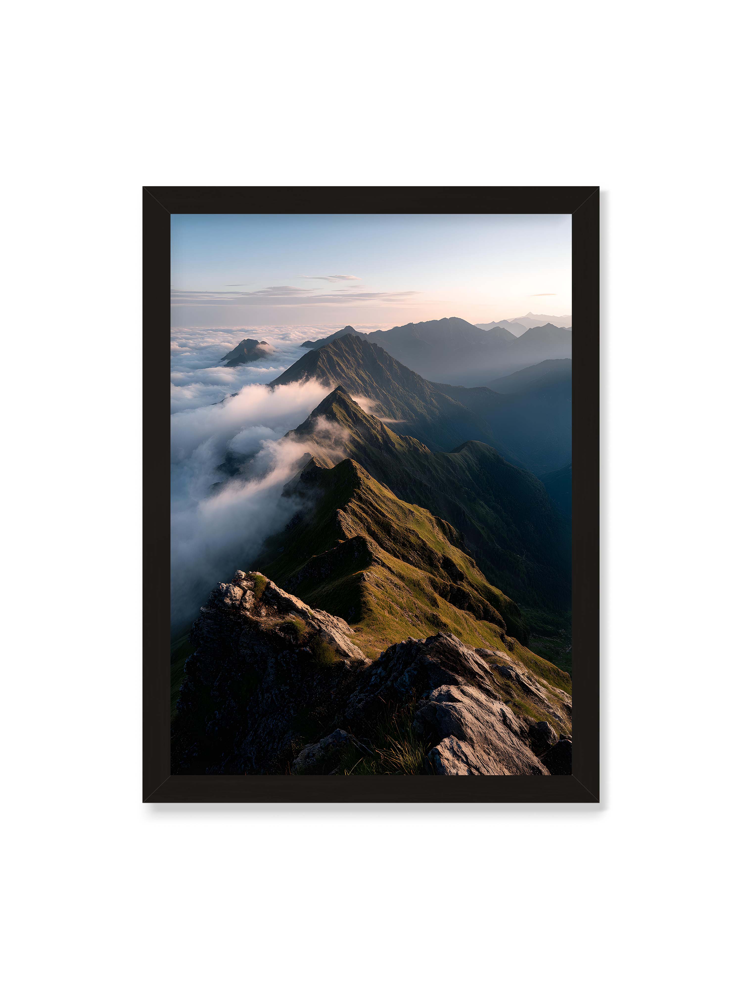 50x70 cm ohne Galerie-Rand mit schwarzem Rahmen – Gebirgskette mit Nebel und Lichtspielen, Wolken umhüllen die Gipfel.