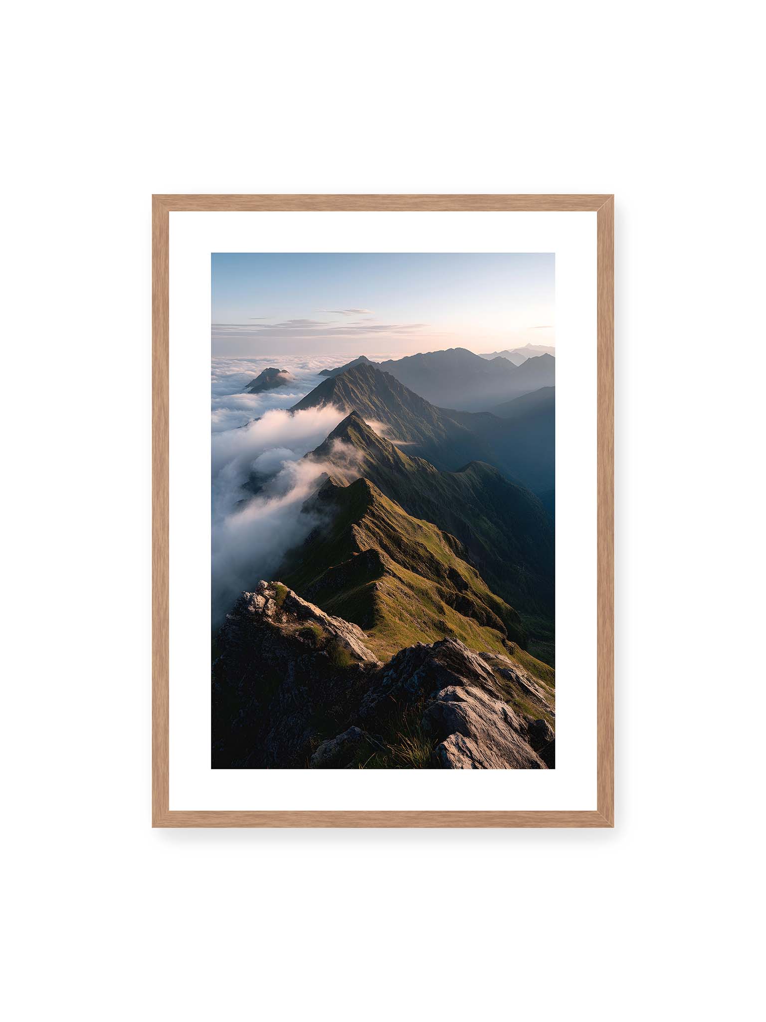 50x70 cm, weißer Galerie-Rand, Eichenrahmen – Gebirgskette mit Nebel und Lichtspielen, Wolken umhüllen die Gipfel.