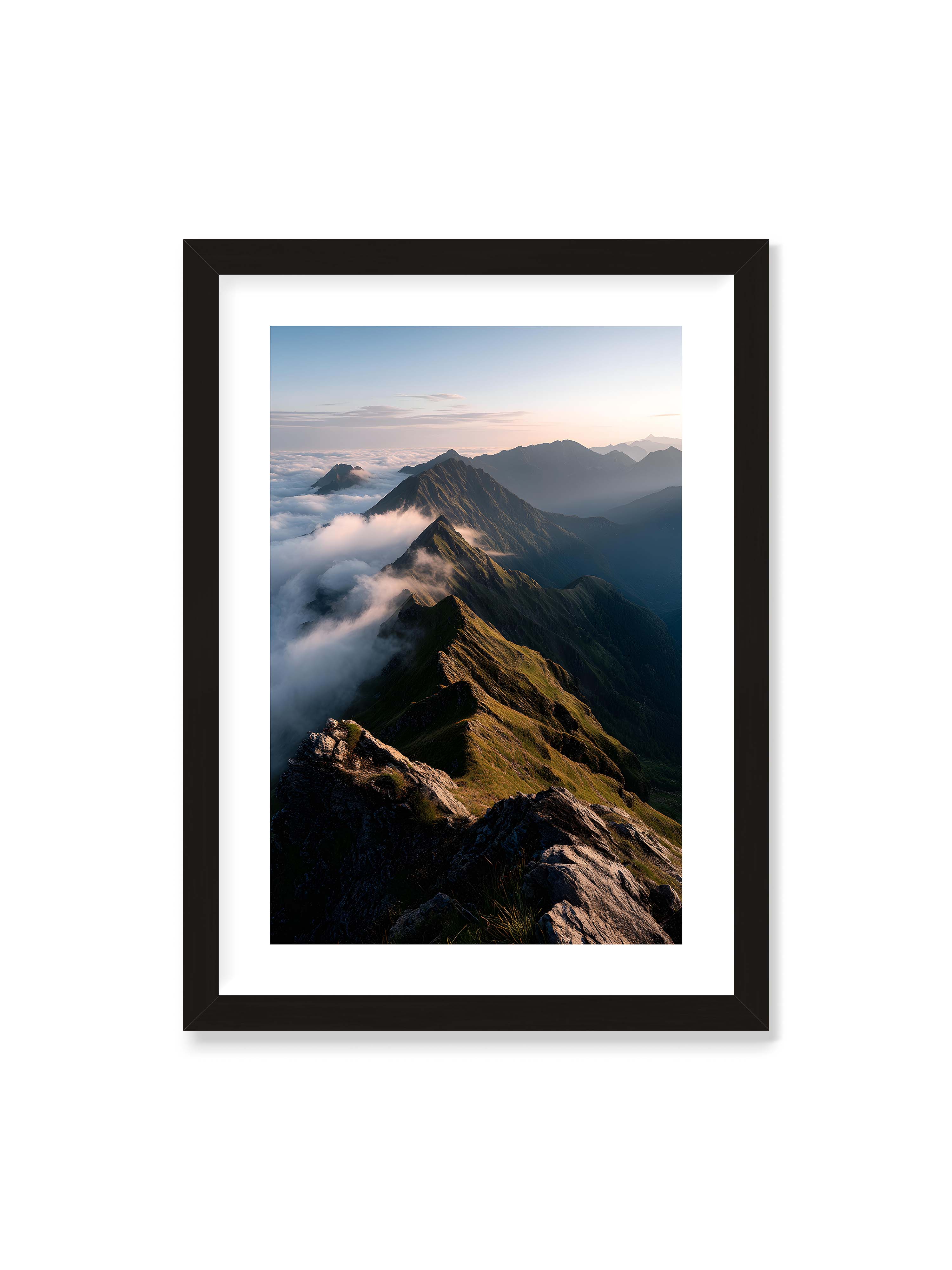 50x70 cm mit weißem Galerie-Rand mit schwarzem Rahmen – Gebirgskette mit Nebel und Lichtspielen, Wolken umhüllen die Gipfel.