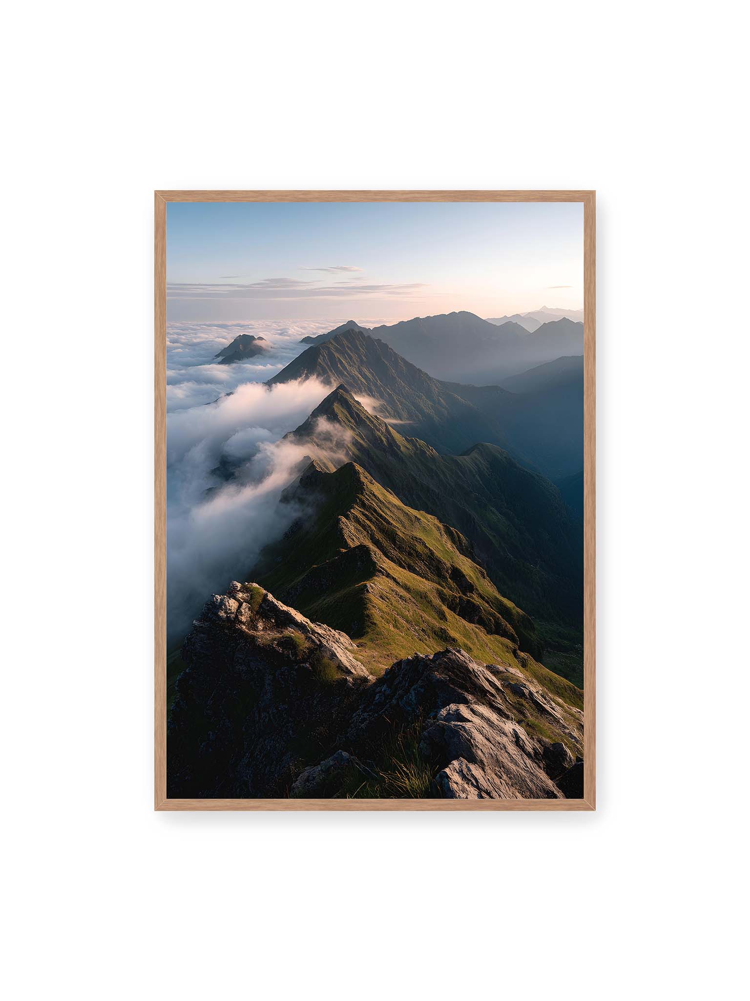 70x100 cm, Eichenrahmen – Gebirgskette mit Nebel und Lichtspielen, Wolken umhüllen die Gipfel.