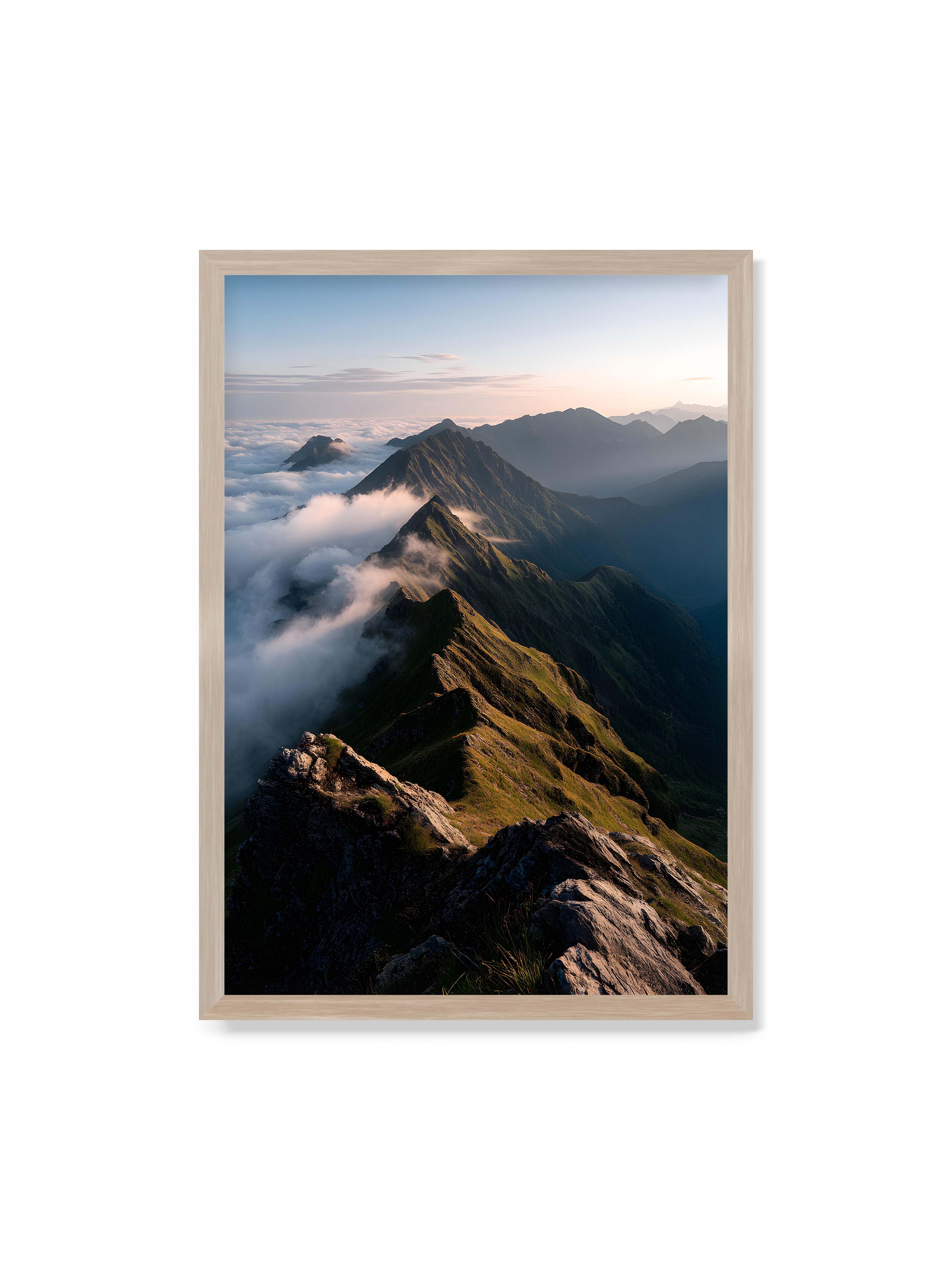 70x100 cm ohne Galerie-Rand im Eichenrahmen – Gebirgskette mit Nebel und Lichtspielen, Wolken umhüllen die Gipfel.