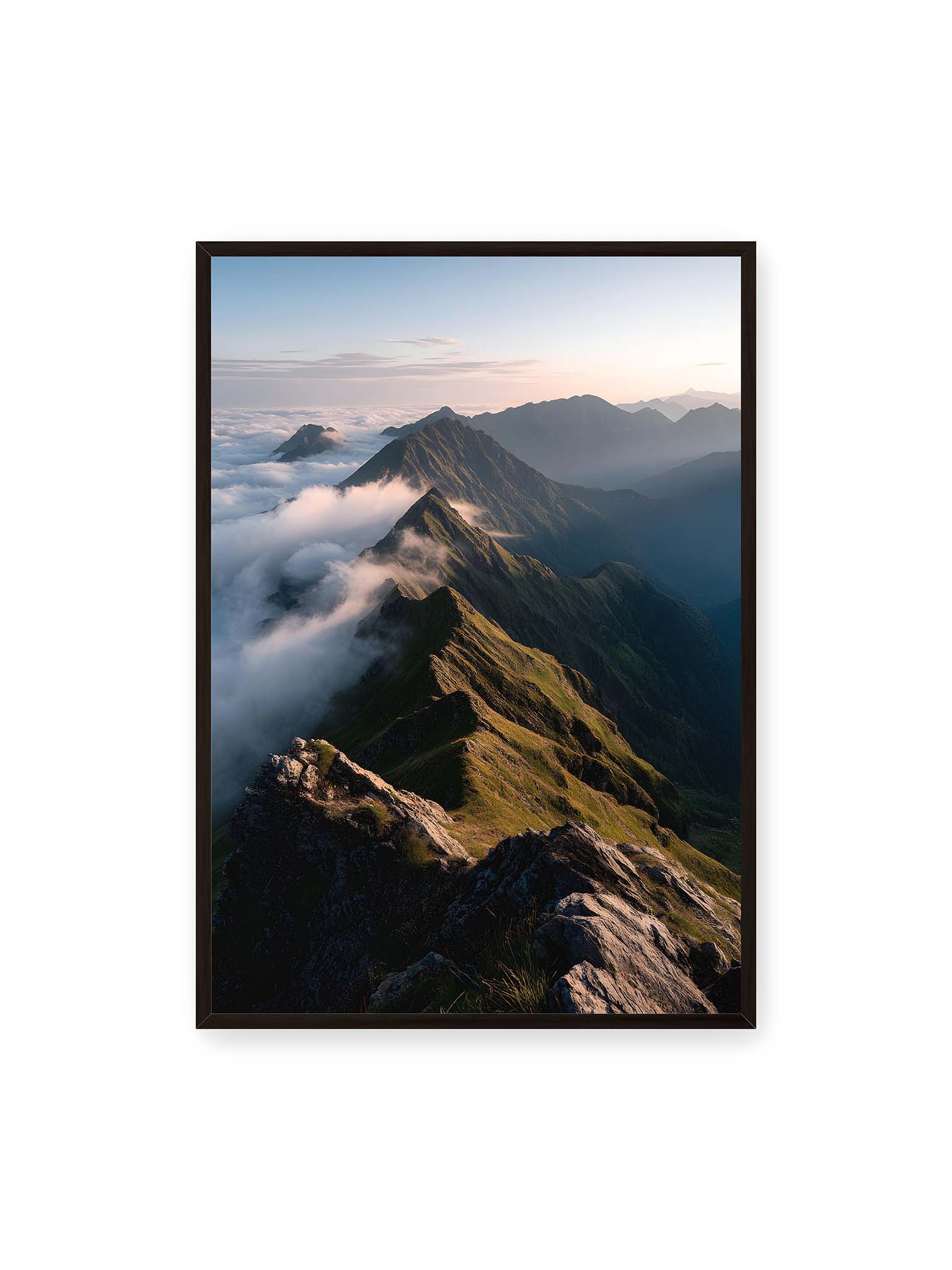 70x100 cm, schwarzer Rahmen – Gebirgskette mit Nebel und Lichtspielen, Wolken umhüllen die Gipfel.