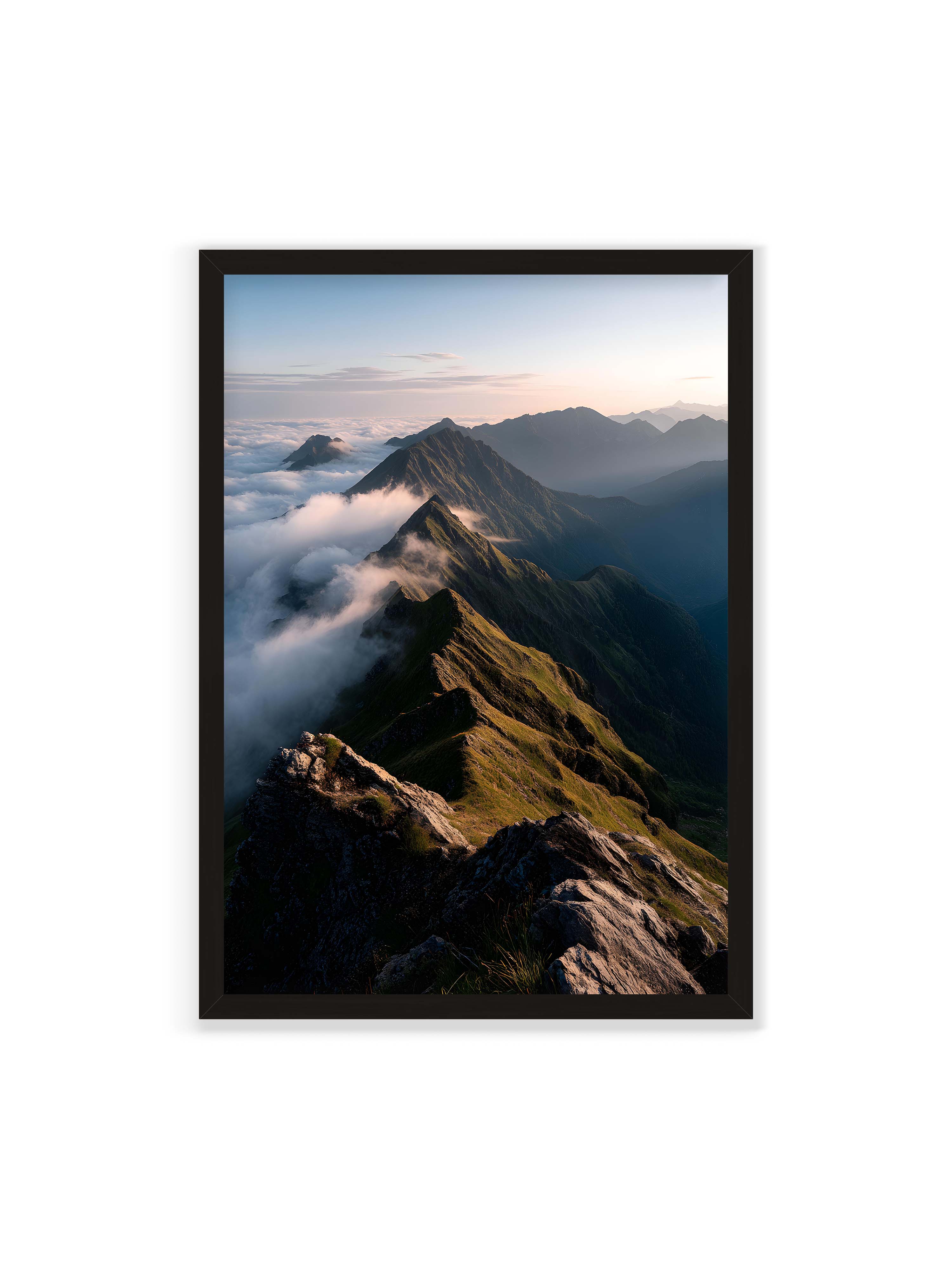 70x100 cm ohne Galerie-Rand mit schwarzem Rahmen – Gebirgskette mit Nebel und Lichtspielen, Wolken umhüllen die Gipfel.