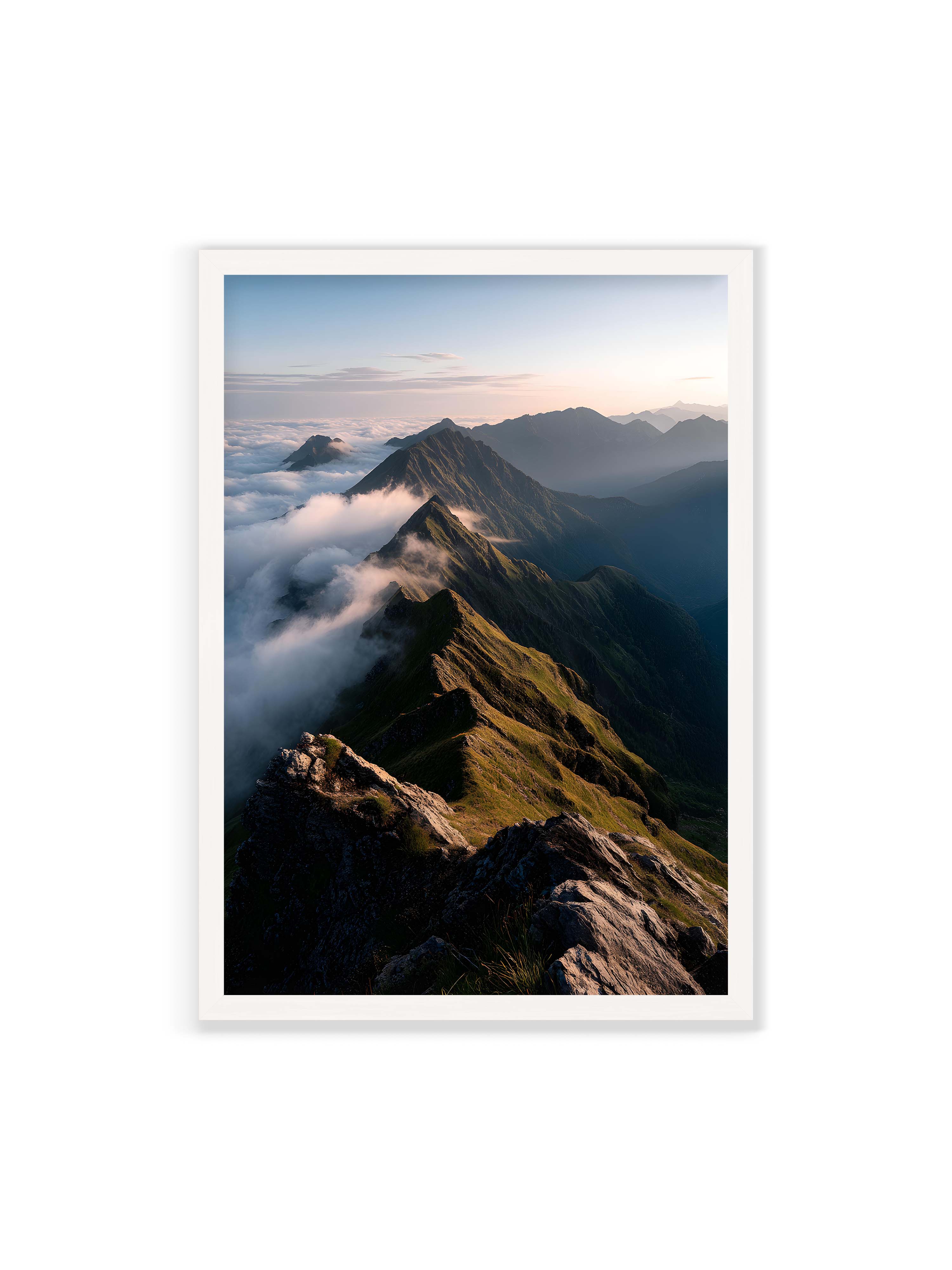 70x100 cm ohne Galerie-Rand mit weißem Rahmen – Gebirgskette mit Nebel und Lichtspielen, Wolken umhüllen die Gipfel.
