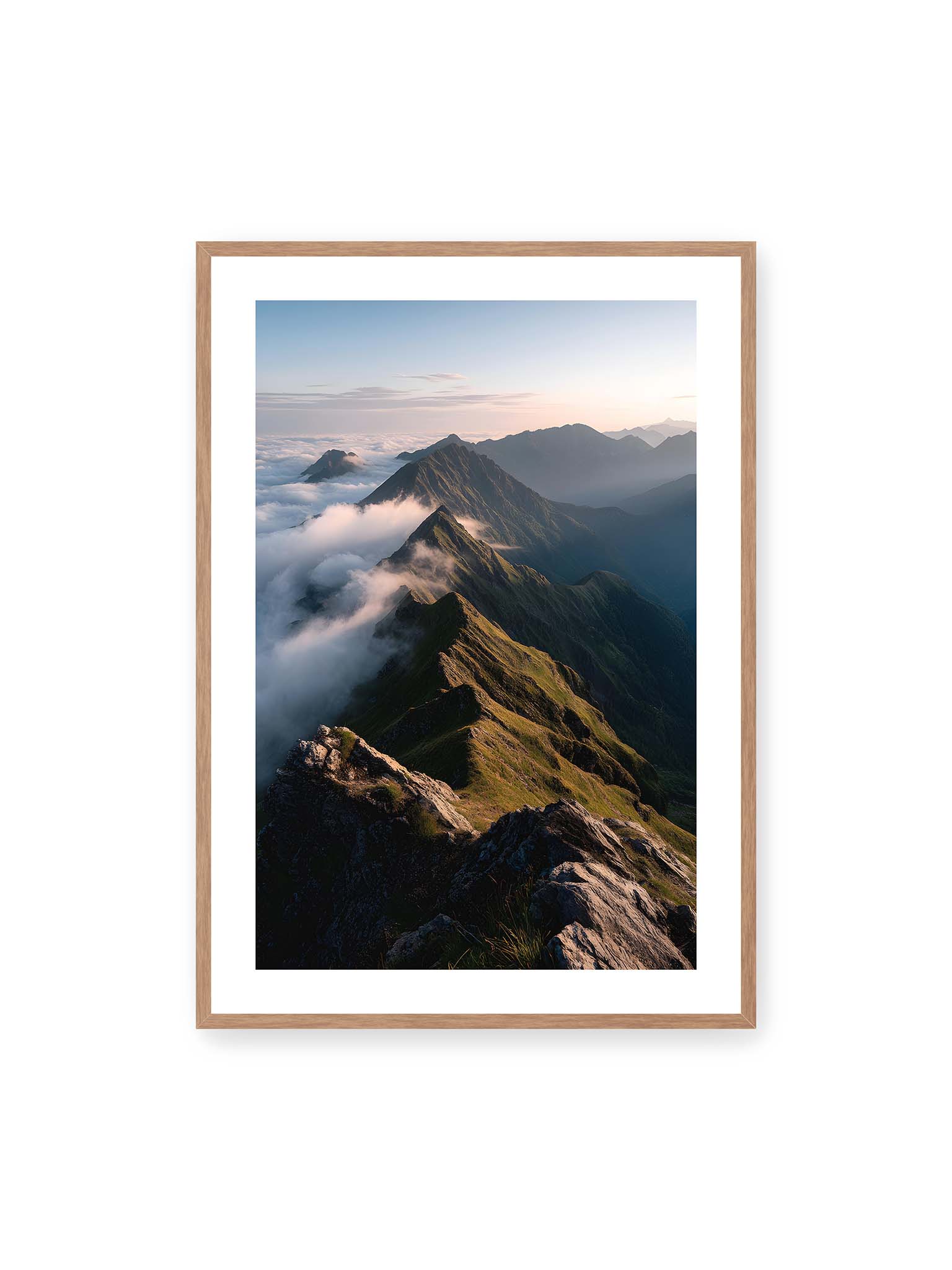 70x100 cm, weißer Galerie-Rand, Eichenrahmen – Gebirgskette mit Nebel und Lichtspielen, Wolken umhüllen die Gipfel.