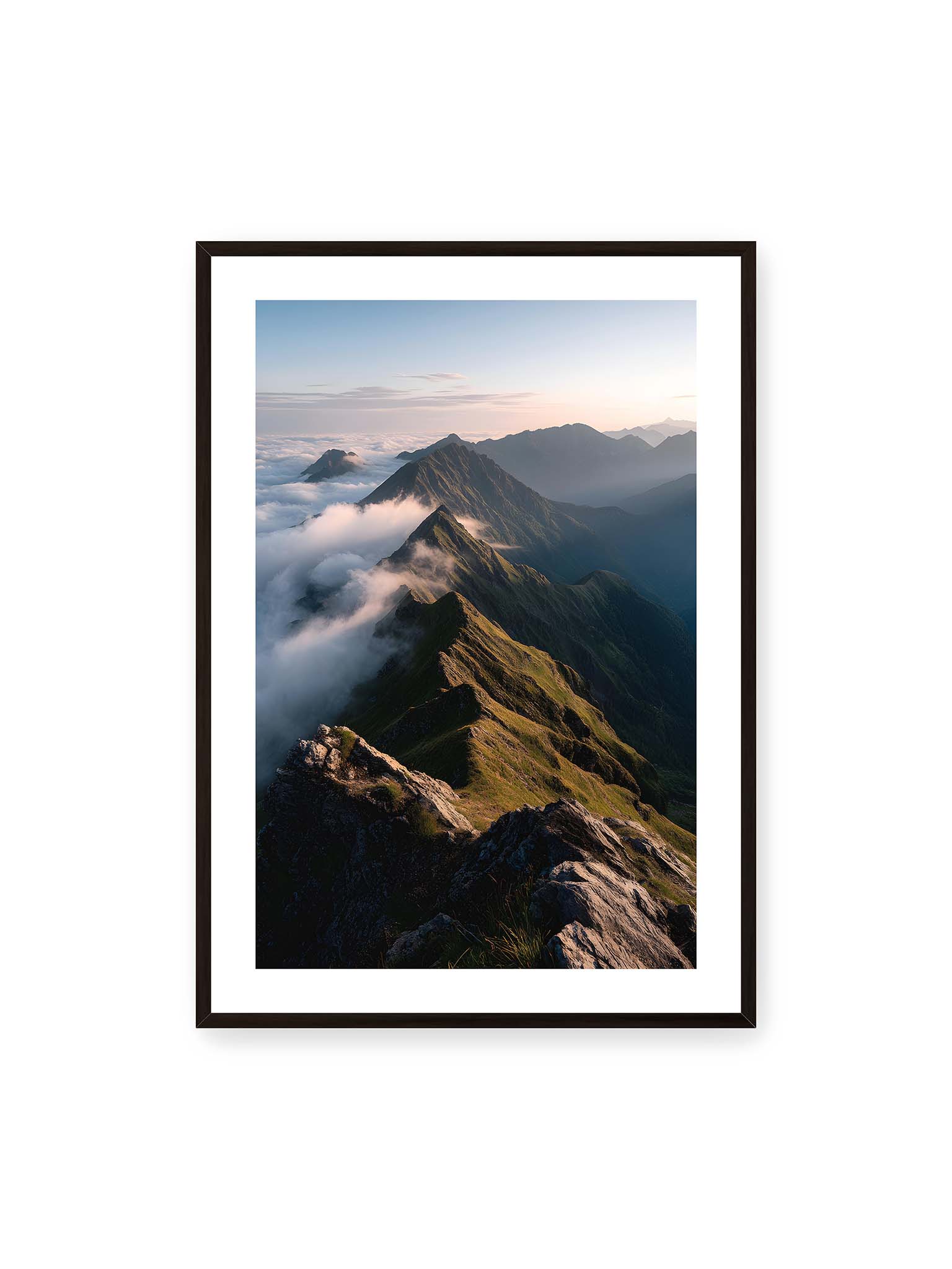70x100 cm, weißer Galerie-Rand, schwarzer Rahmen – Gebirgskette mit Nebel und Lichtspielen, Wolken umhüllen die Gipfel.