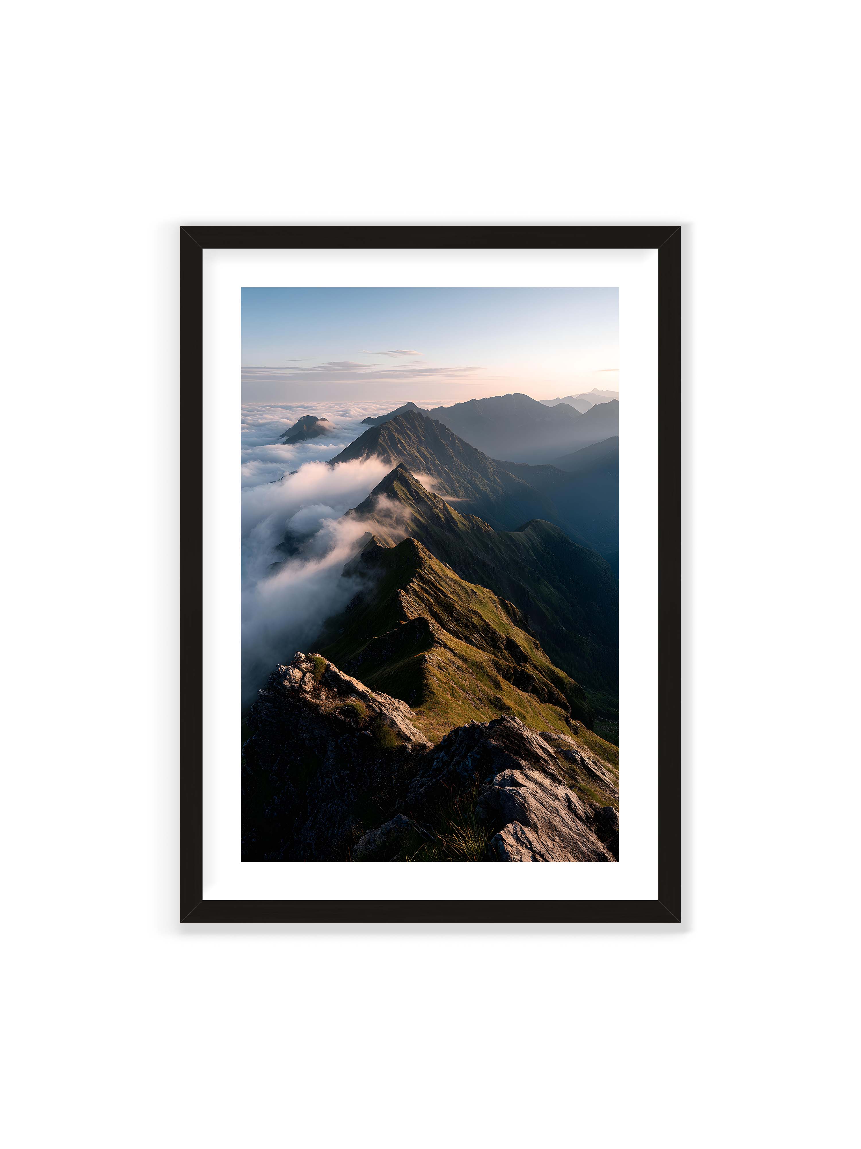 70x100 cm mit weißem Galerie-Rand mit schwarzem Rahmen – Gebirgskette mit Nebel und Lichtspielen, Wolken umhüllen die Gipfel.