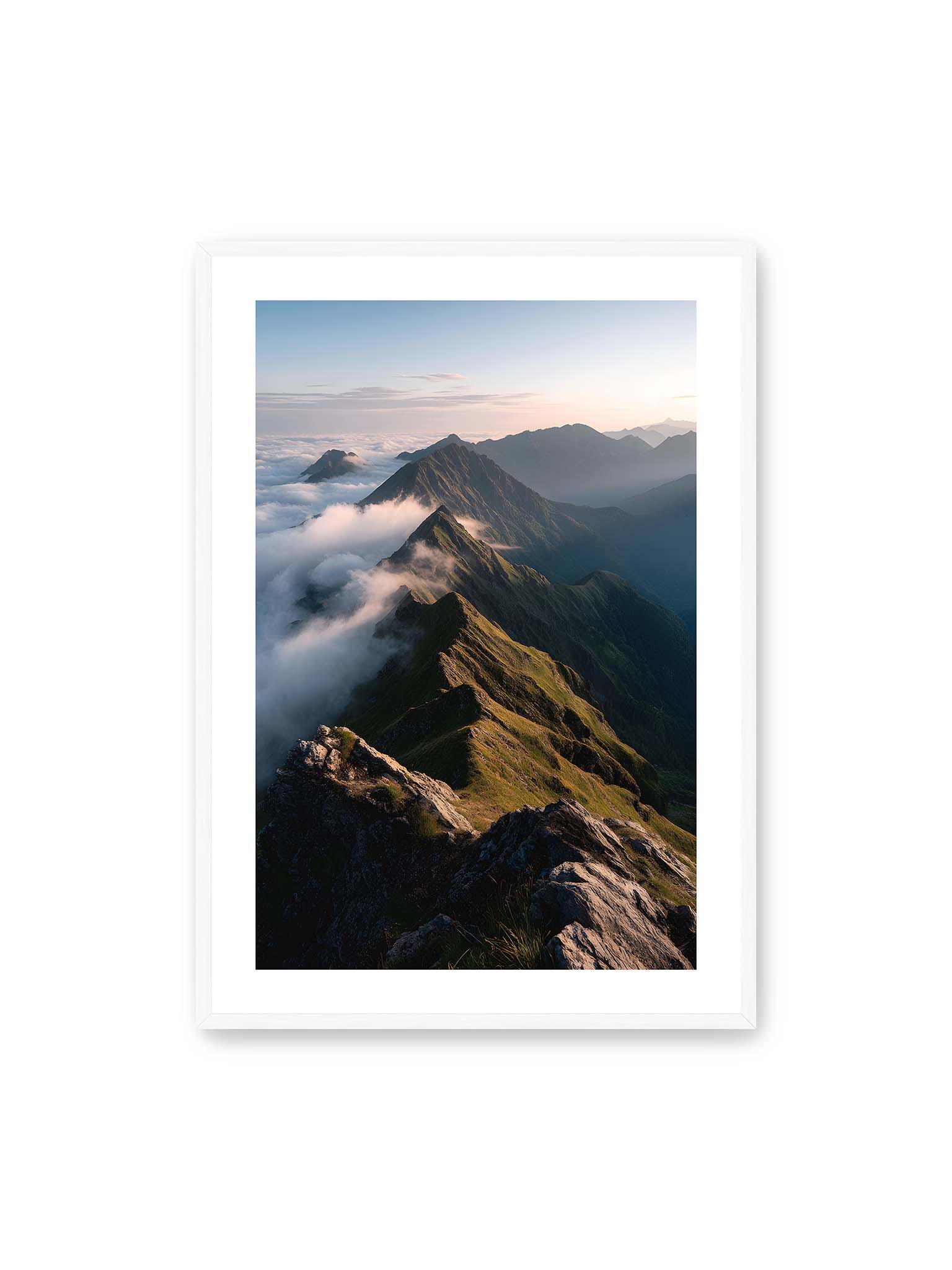 70x100 cm, weißer Galerie-Rand, weißer Rahmen – Gebirgskette mit Nebel und Lichtspielen, Wolken umhüllen die Gipfel.