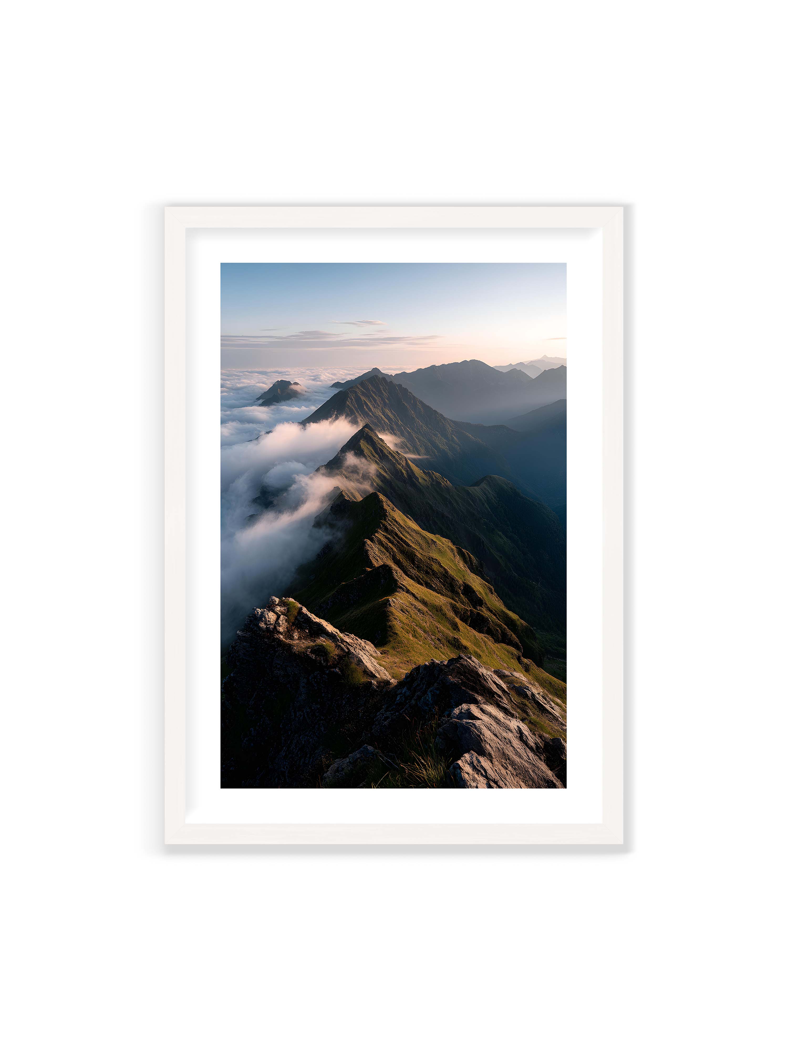 70x100 cm mit weißem Galerie-Rand mit weißem Rahmen – Gebirgskette mit Nebel und Lichtspielen, Wolken umhüllen die Gipfel.