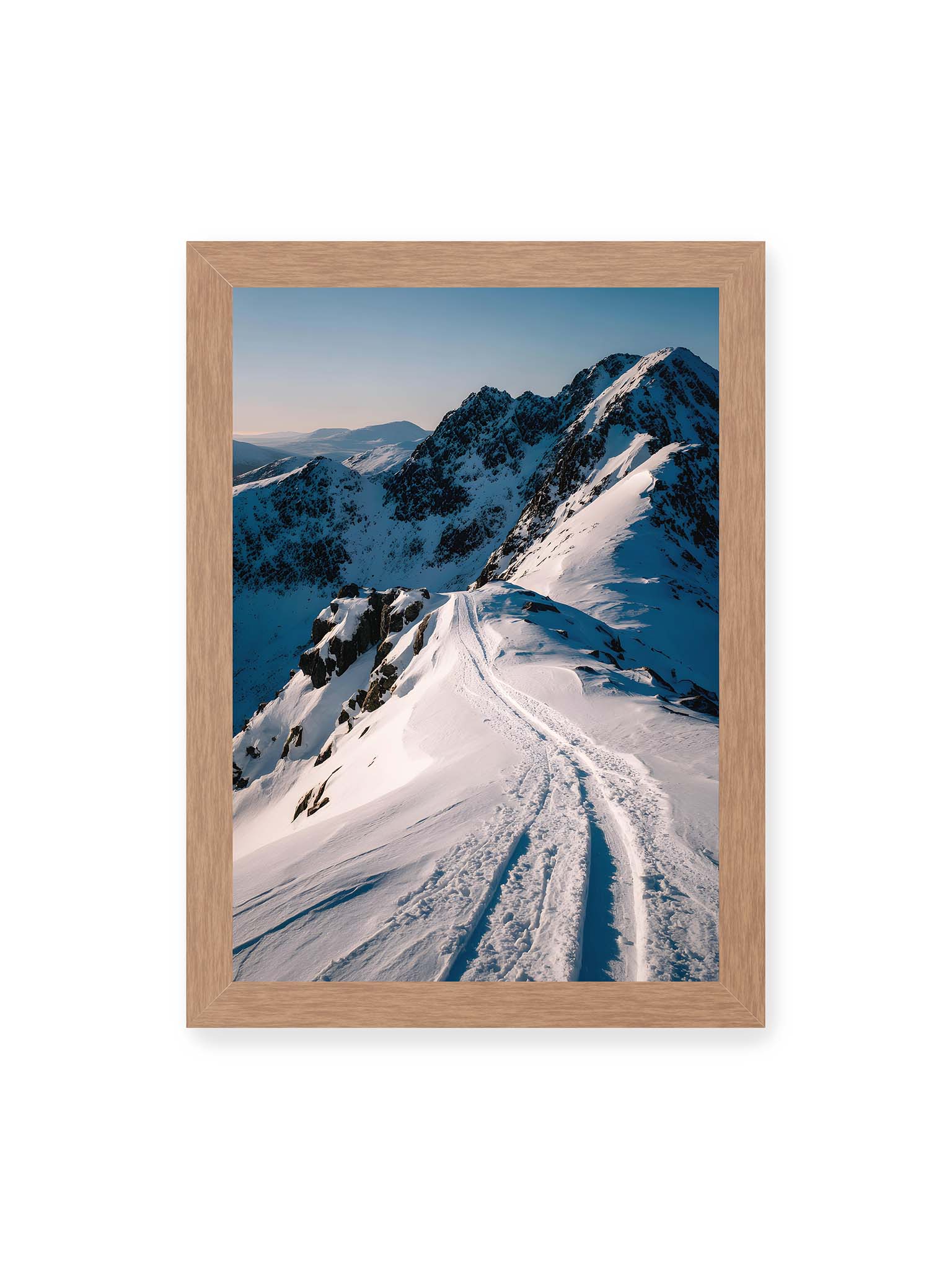 21x30 cm, Eichenrahmen – Verschneiter Bergpfad, sanftes Licht beleuchtet die Spuren im Schnee, Berge im Hintergrund.