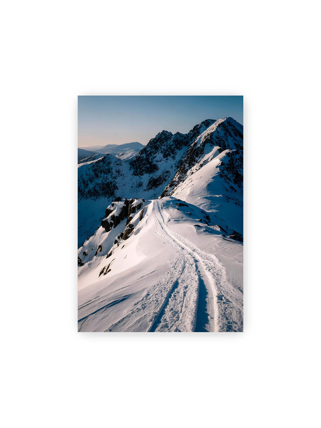 21x30 cm – Verschneiter Bergpfad, sanftes Licht beleuchtet die Spuren im Schnee, Berge im Hintergrund.