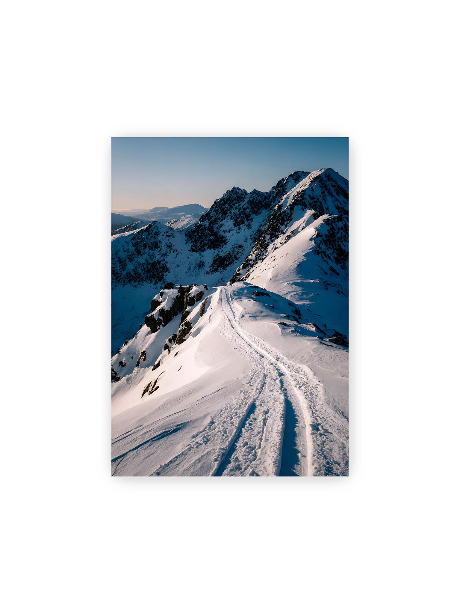 21x30 cm – Verschneiter Bergpfad, sanftes Licht beleuchtet die Spuren im Schnee, Berge im Hintergrund.