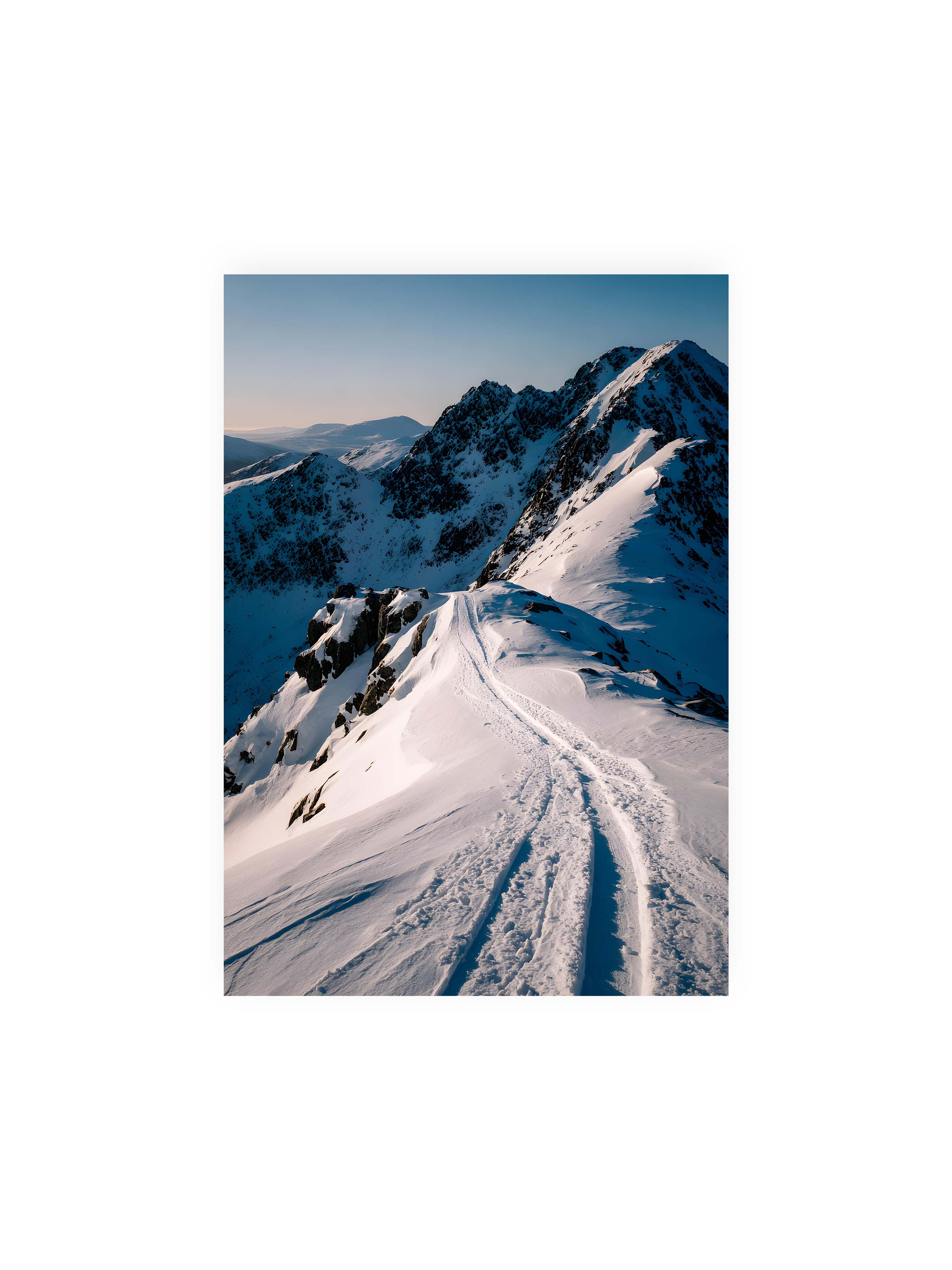 21x30 cm ohne Galerie-Rand ohne Rahmen – Verschneiter Bergpfad, sanftes Licht beleuchtet die Spuren im Schnee, Berge im Hintergrund.