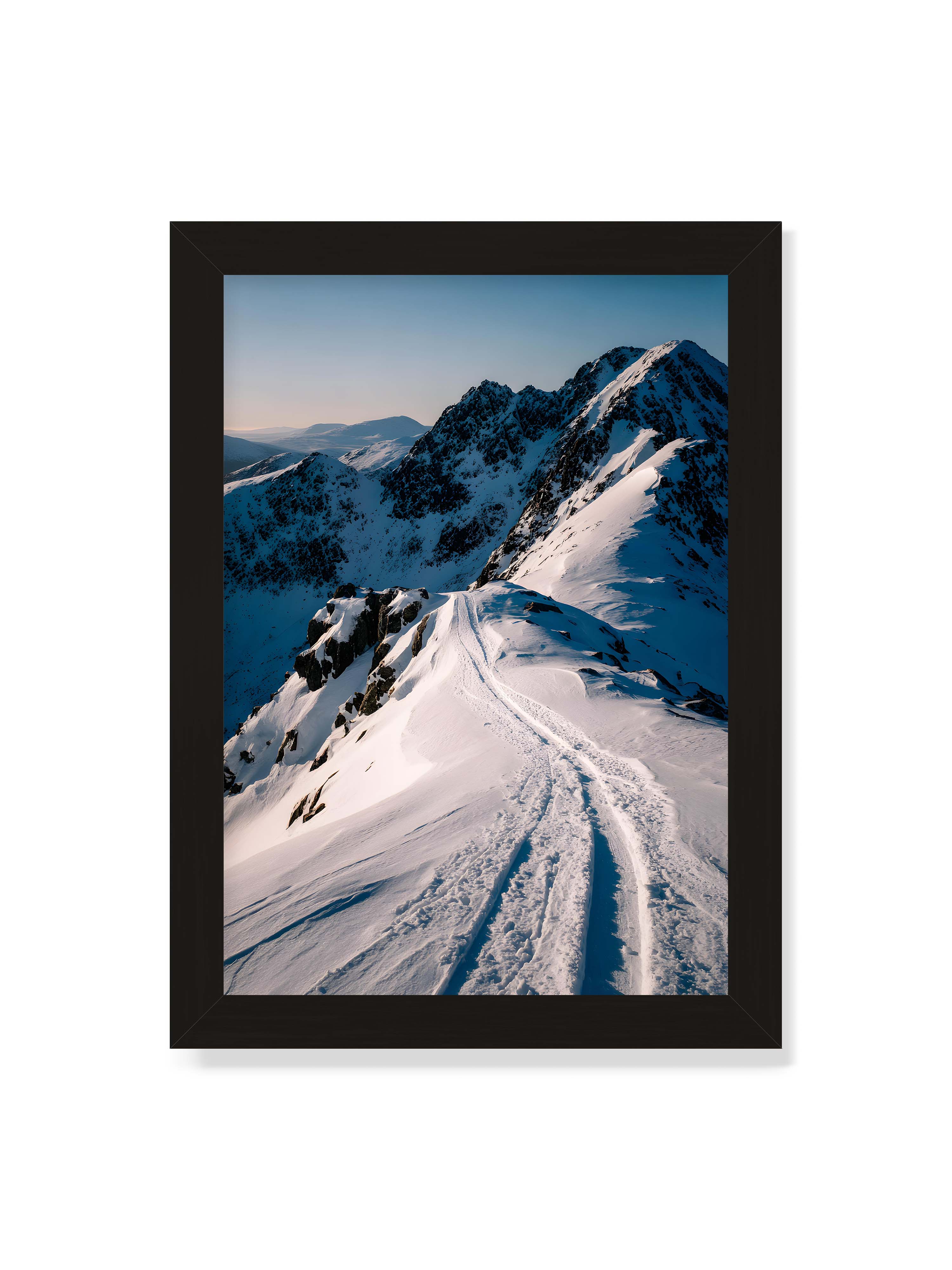21x30 cm ohne Galerie-Rand mit schwarzem Rahmen – Verschneiter Bergpfad, sanftes Licht beleuchtet die Spuren im Schnee, Berge im Hintergrund.