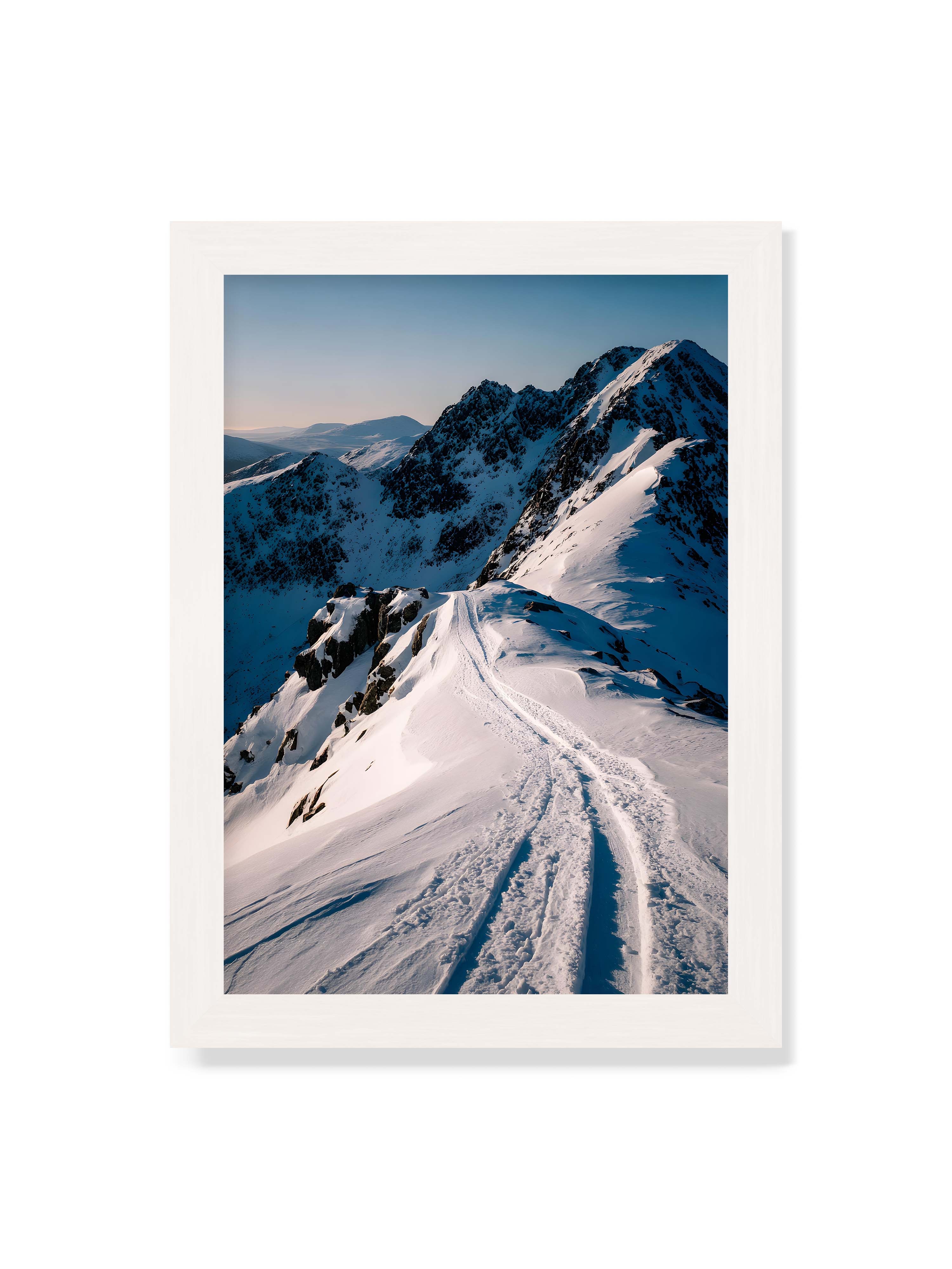 21x30 cm ohne Galerie-Rand mit weißem Rahmen – Verschneiter Bergpfad, sanftes Licht beleuchtet die Spuren im Schnee, Berge im Hintergrund.