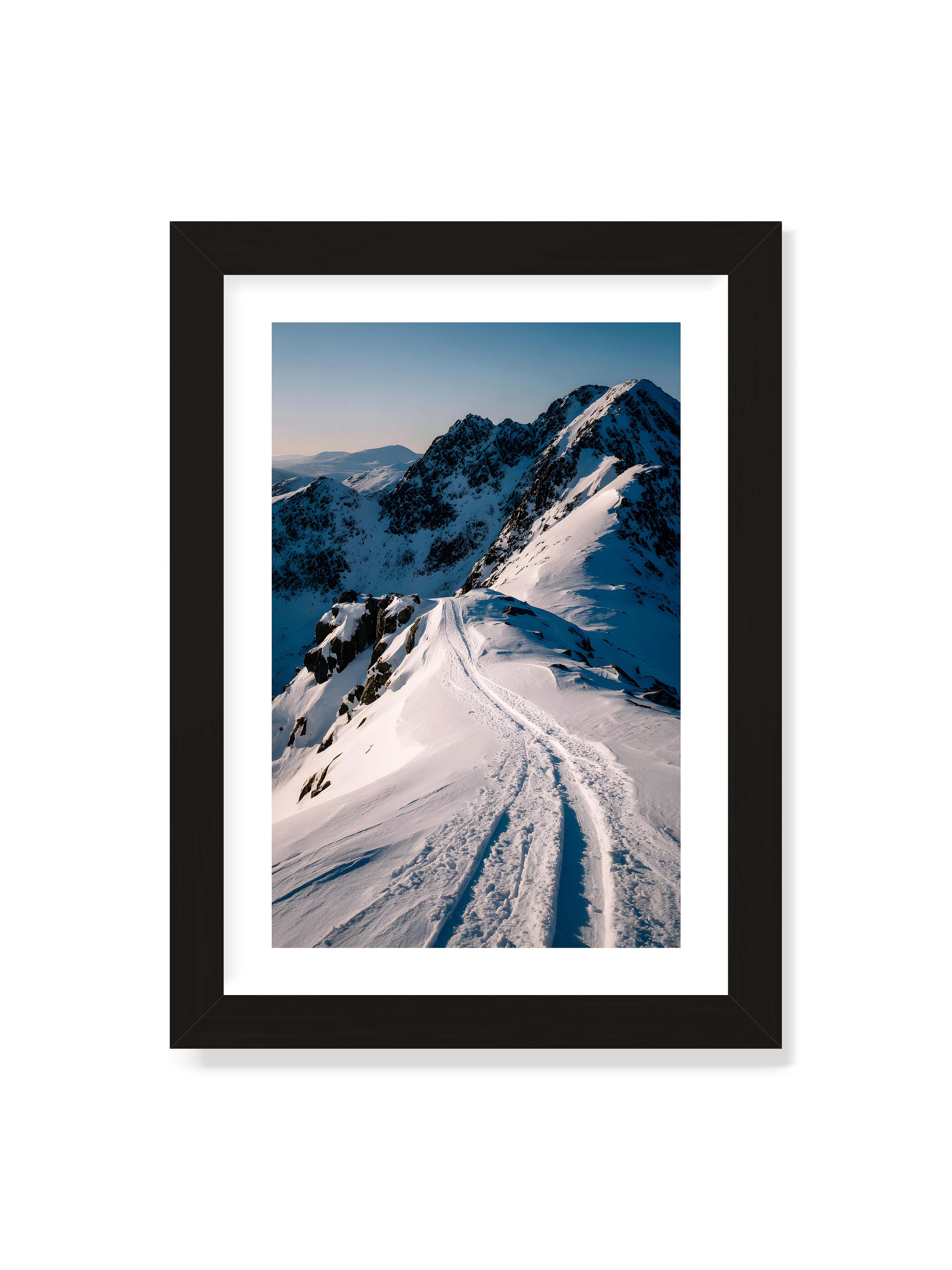 21x30 cm mit weißem Galerie-Rand mit schwarzem Rahmen – Verschneiter Bergpfad, sanftes Licht beleuchtet die Spuren im Schnee, Berge im Hintergrund.