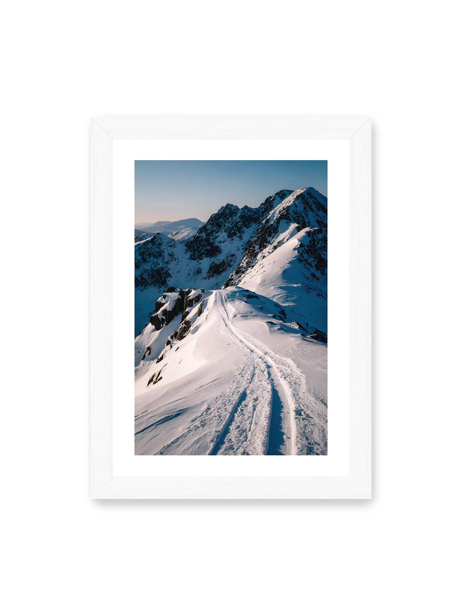 21x30 cm, weißer Galerie-Rand, weißer Rahmen – Verschneiter Bergpfad, sanftes Licht beleuchtet die Spuren im Schnee, Berge im Hintergrund.