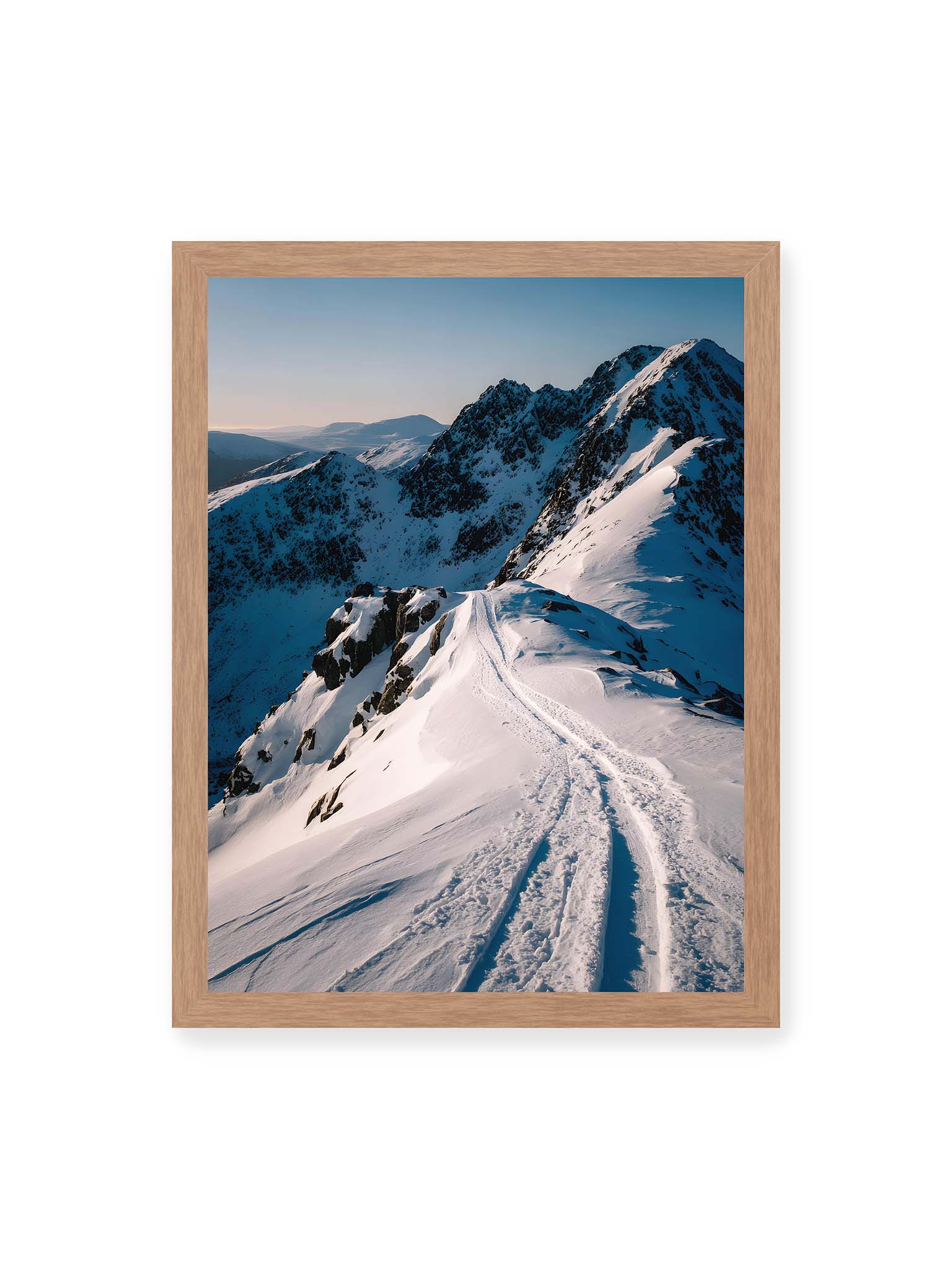 30x40 cm, Eichenrahmen – Verschneiter Bergpfad, sanftes Licht beleuchtet die Spuren im Schnee, Berge im Hintergrund.