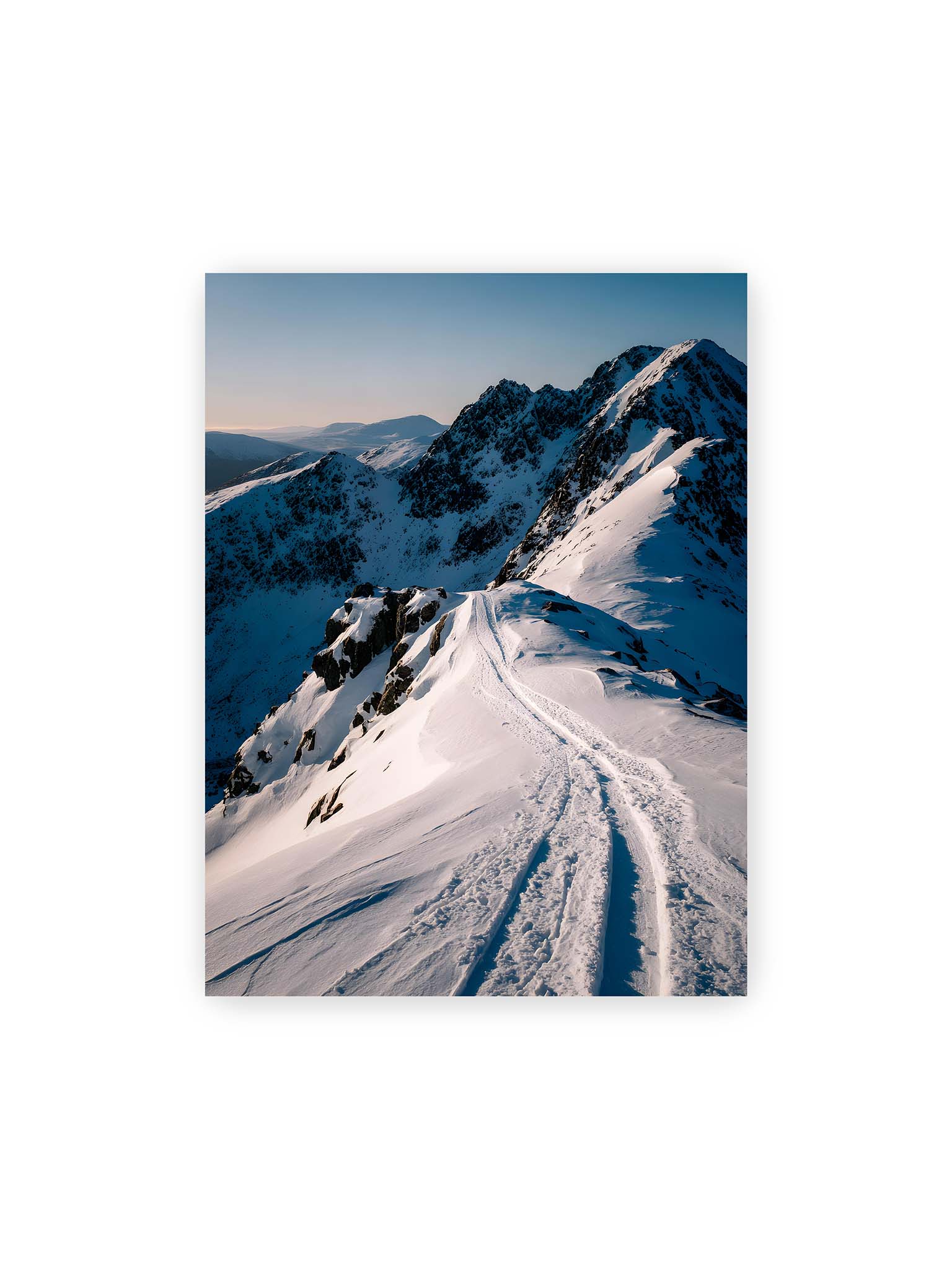 30x40 cm – Verschneiter Bergpfad, sanftes Licht beleuchtet die Spuren im Schnee, Berge im Hintergrund.