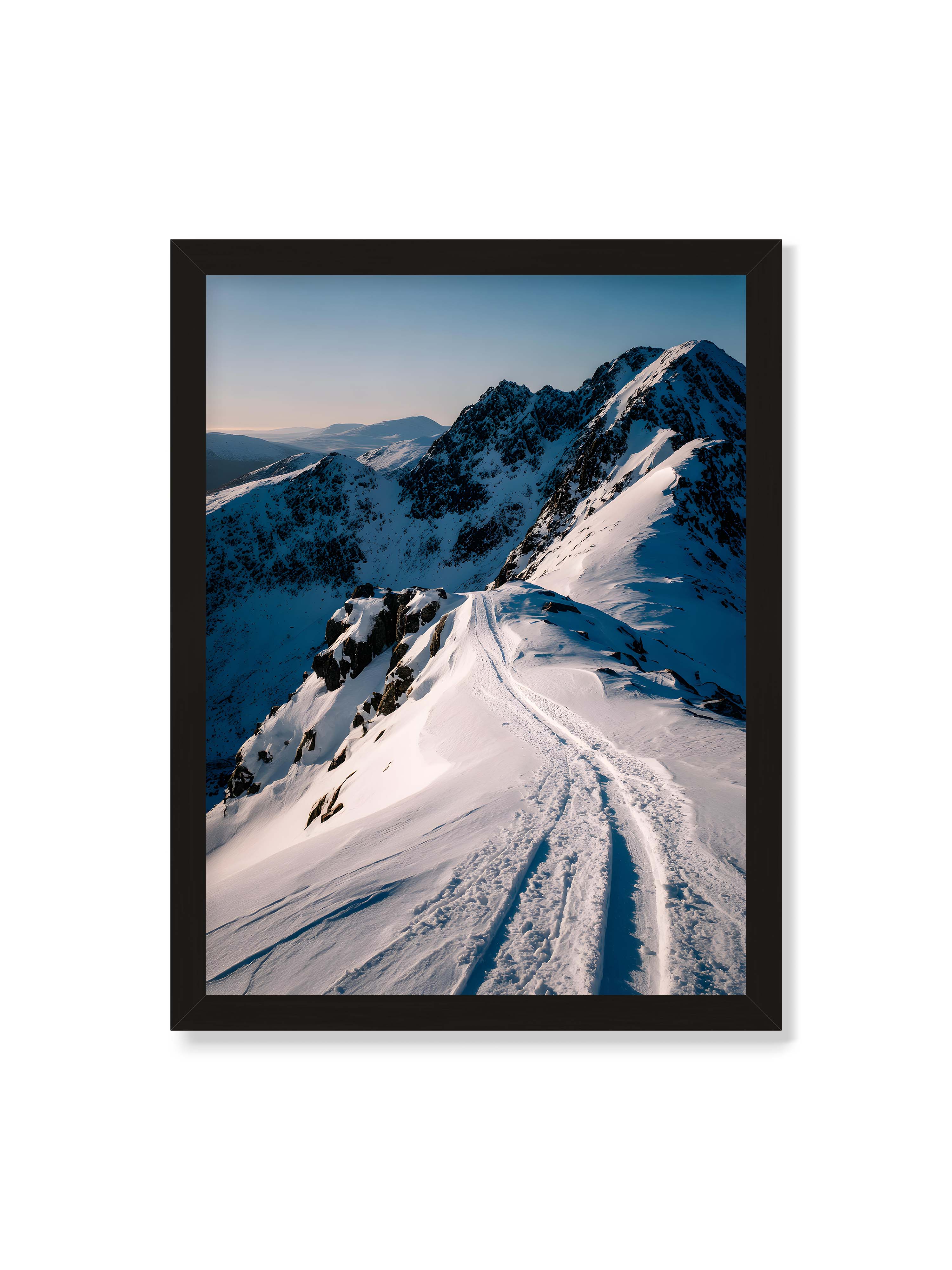 30x40 cm ohne Galerie-Rand mit schwarzem Rahmen – Verschneiter Bergpfad, sanftes Licht beleuchtet die Spuren im Schnee, Berge im Hintergrund.
