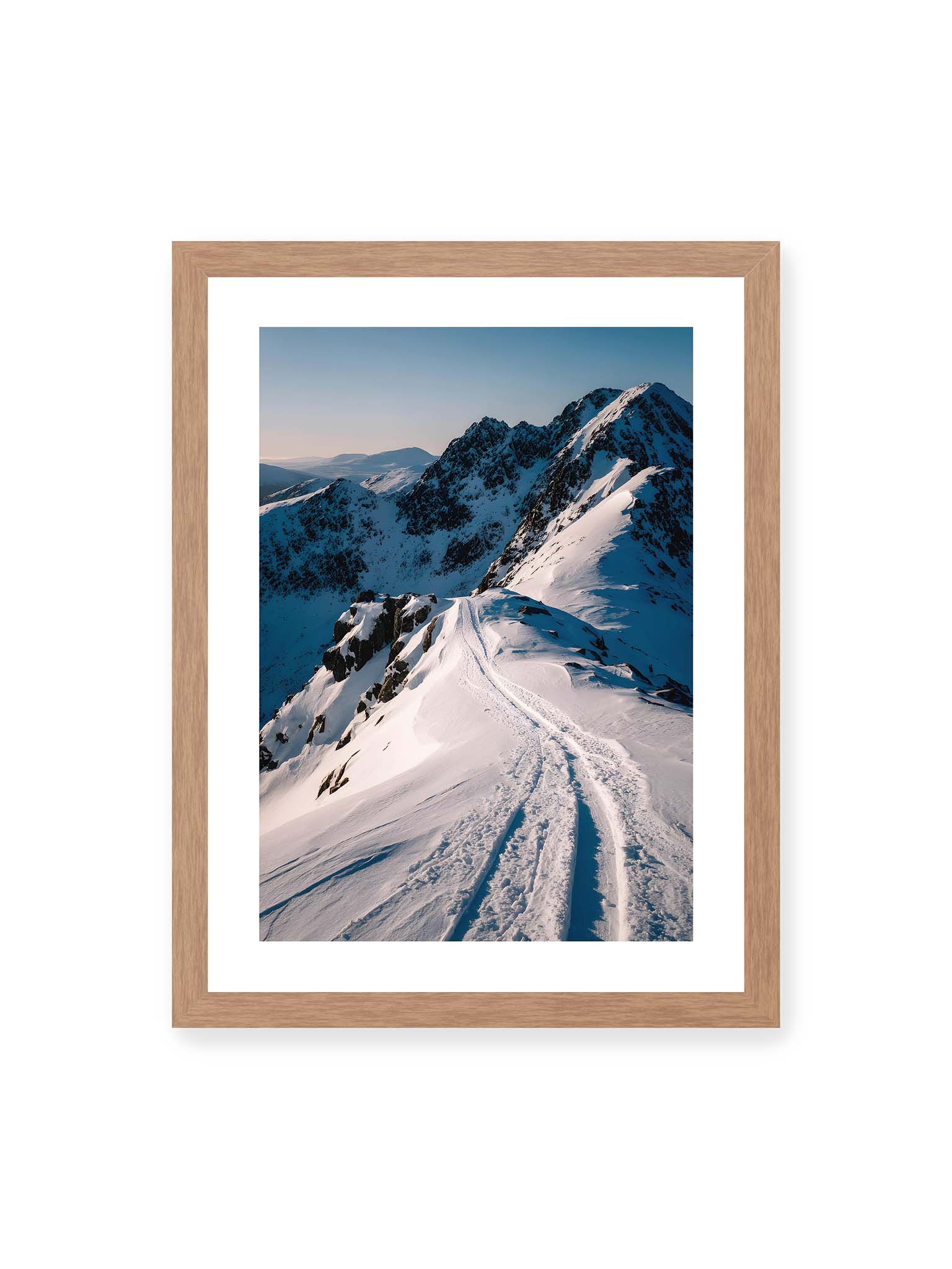 30x40 cm, weißer Galerie-Rand, Eichenrahmen – Verschneiter Bergpfad, sanftes Licht beleuchtet die Spuren im Schnee, Berge im Hintergrund.