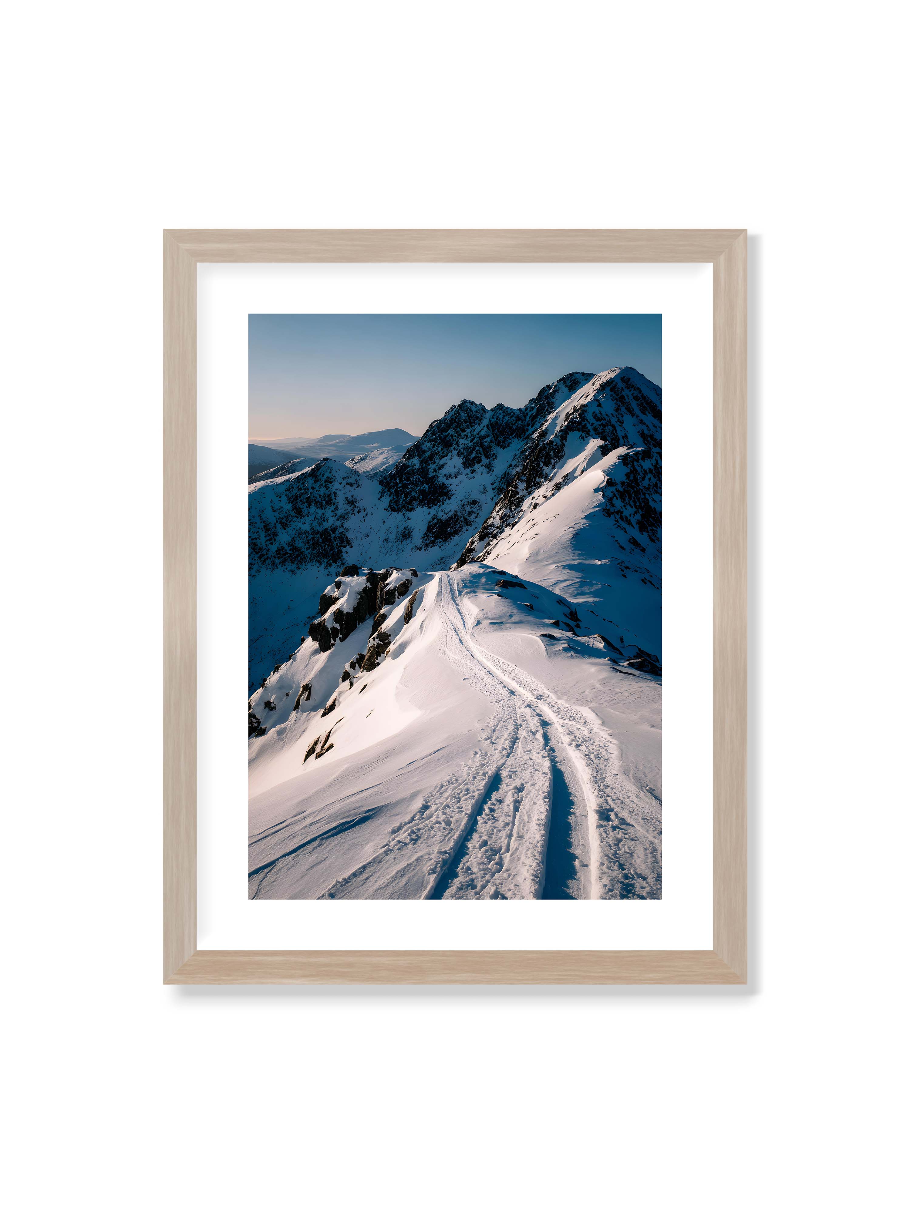30x40 cm mit weißem Galerie-Rand im Eichenrahmen – Verschneiter Bergpfad, sanftes Licht beleuchtet die Spuren im Schnee, Berge im Hintergrund.