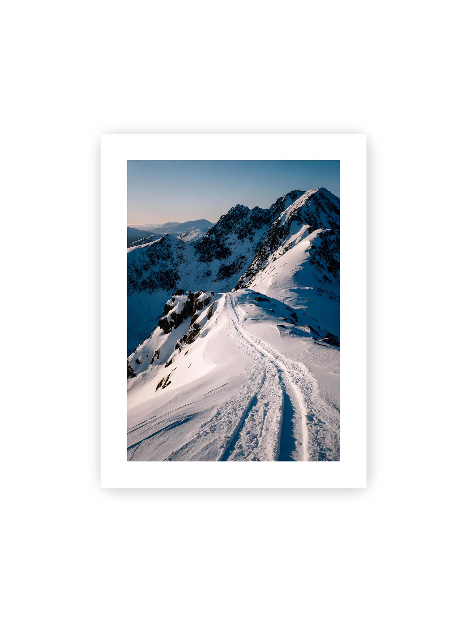 30x40 cm, weißer Galerie-Rand – Verschneiter Bergpfad, sanftes Licht beleuchtet die Spuren im Schnee, Berge im Hintergrund.