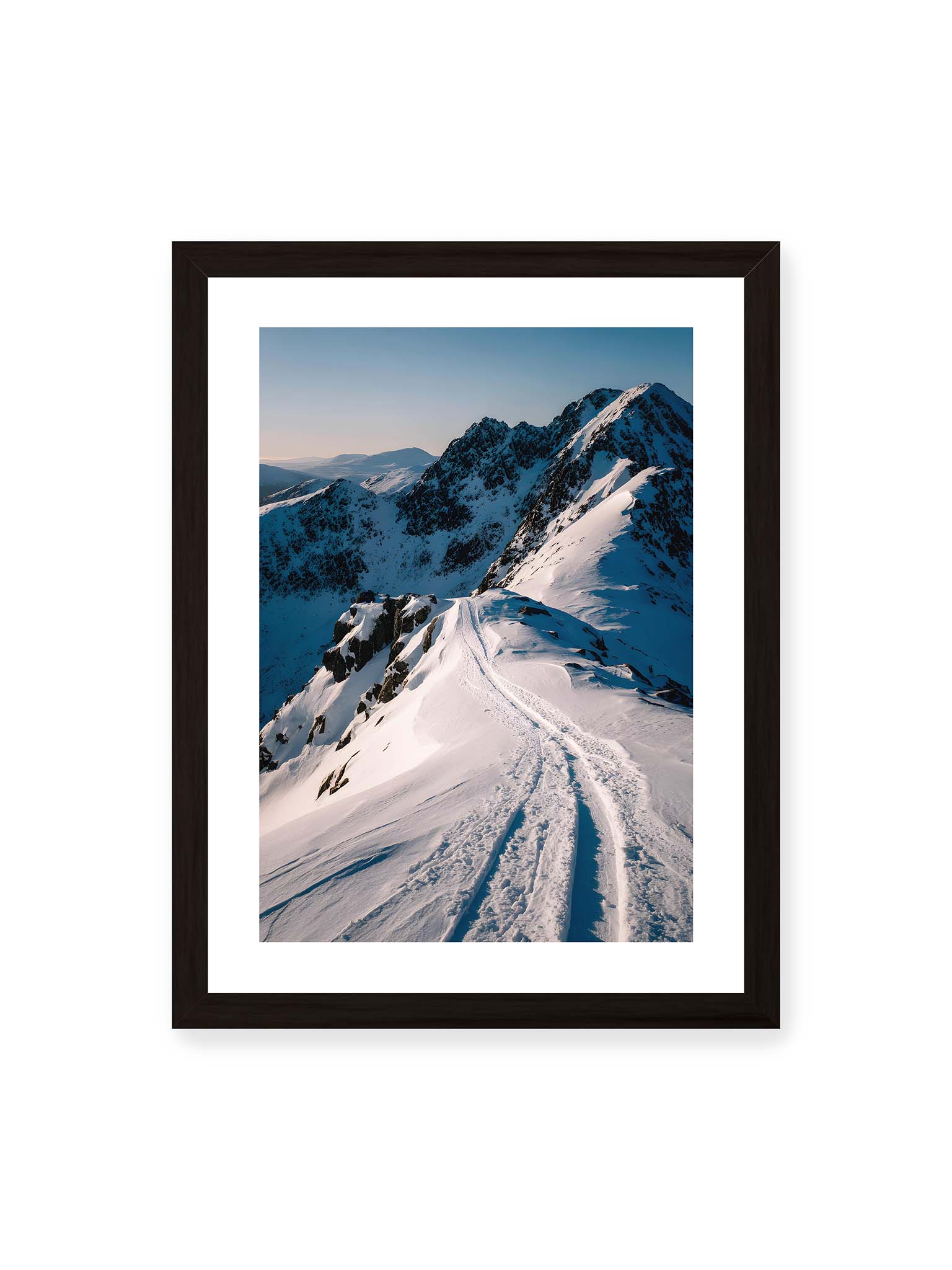 30x40 cm, weißer Galerie-Rand, schwarzer Rahmen – Verschneiter Bergpfad, sanftes Licht beleuchtet die Spuren im Schnee, Berge im Hintergrund.