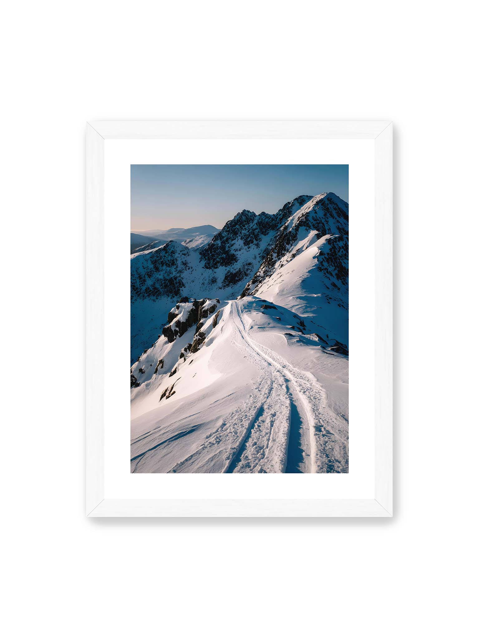 30x40 cm, weißer Galerie-Rand, weißer Rahmen – Verschneiter Bergpfad, sanftes Licht beleuchtet die Spuren im Schnee, Berge im Hintergrund.
