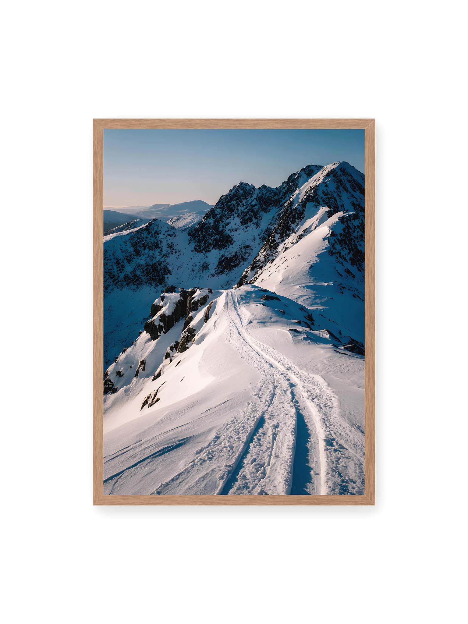 50x70 cm, Eichenrahmen – Verschneiter Bergpfad, sanftes Licht beleuchtet die Spuren im Schnee, Berge im Hintergrund.