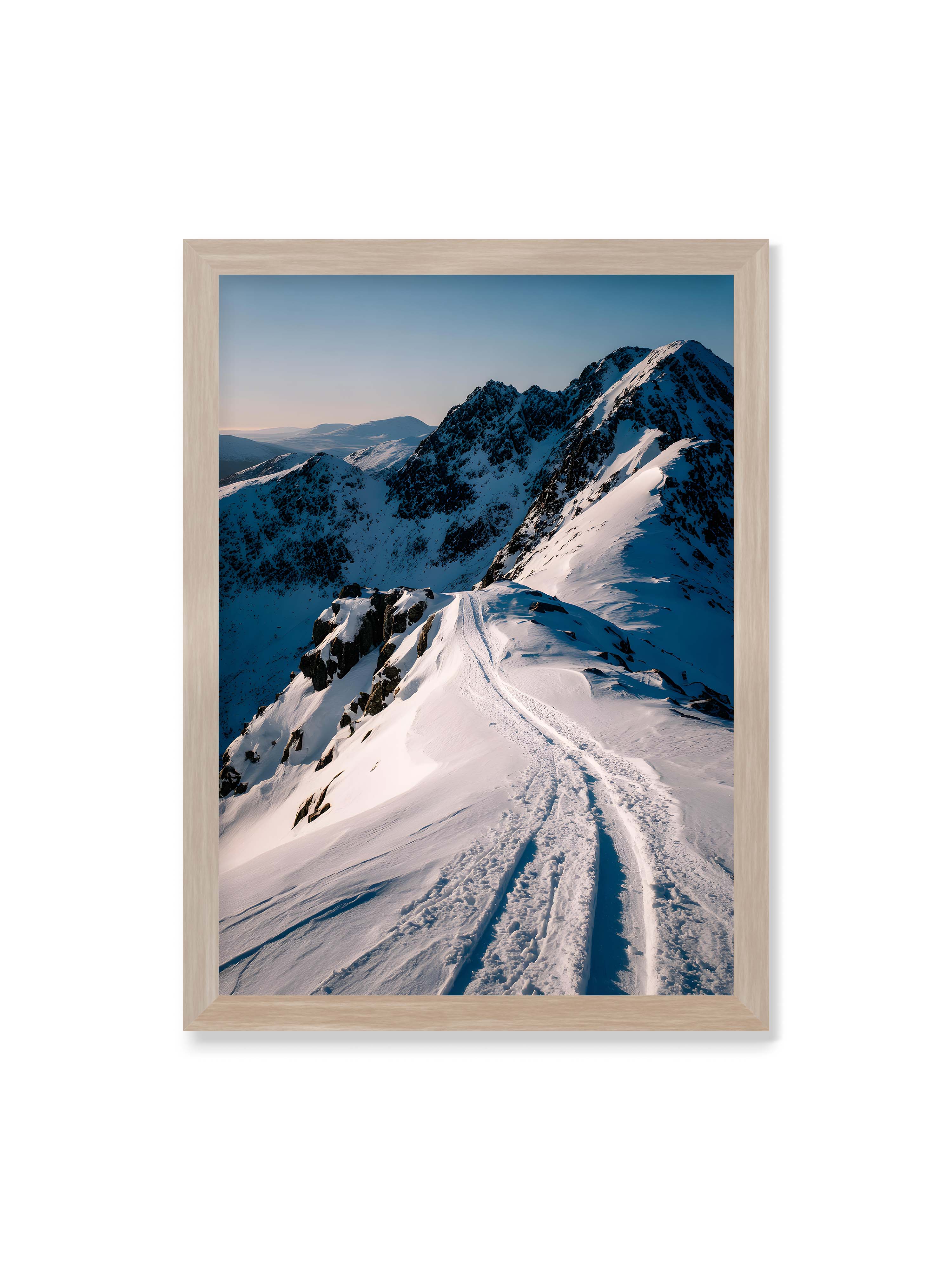 50x70 cm ohne Galerie-Rand im Eichenrahmen – Verschneiter Bergpfad, sanftes Licht beleuchtet die Spuren im Schnee, Berge im Hintergrund.