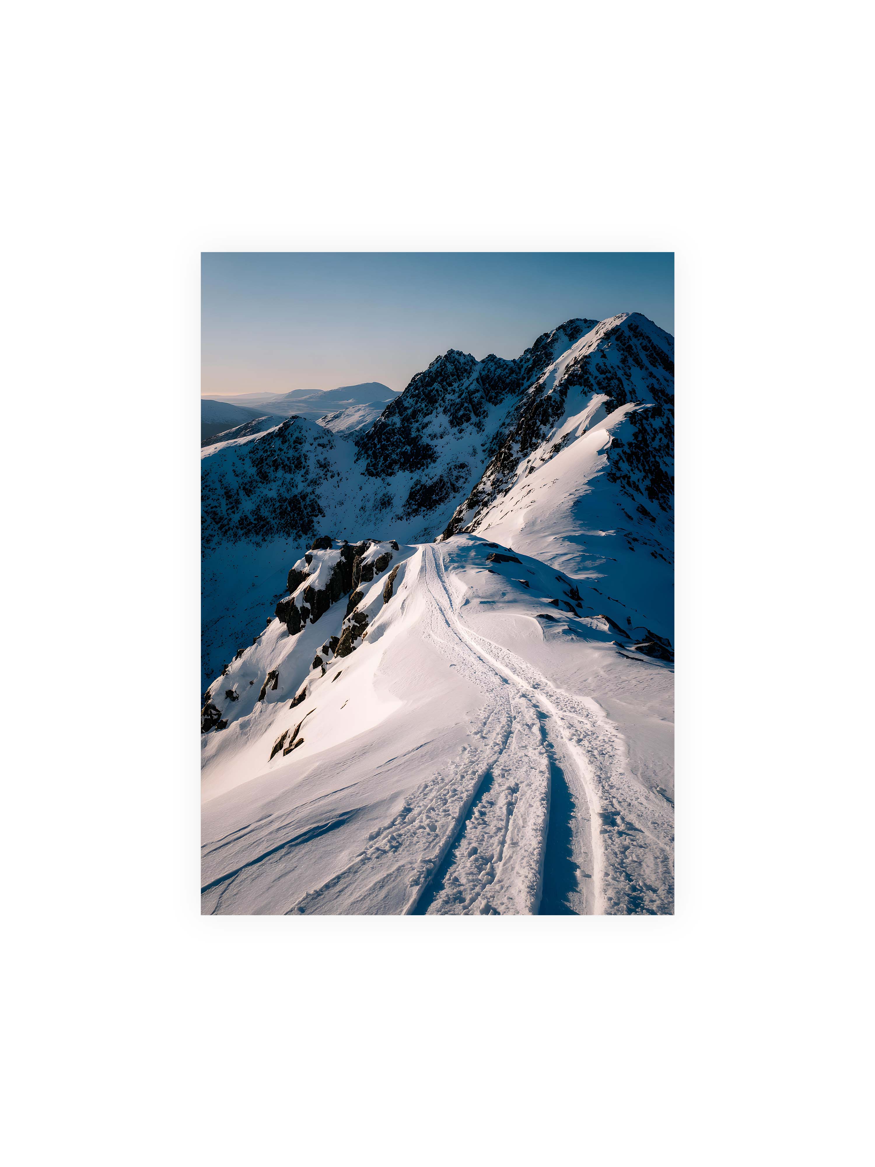 50x70 cm ohne Galerie-Rand ohne Rahmen – Verschneiter Bergpfad, sanftes Licht beleuchtet die Spuren im Schnee, Berge im Hintergrund.