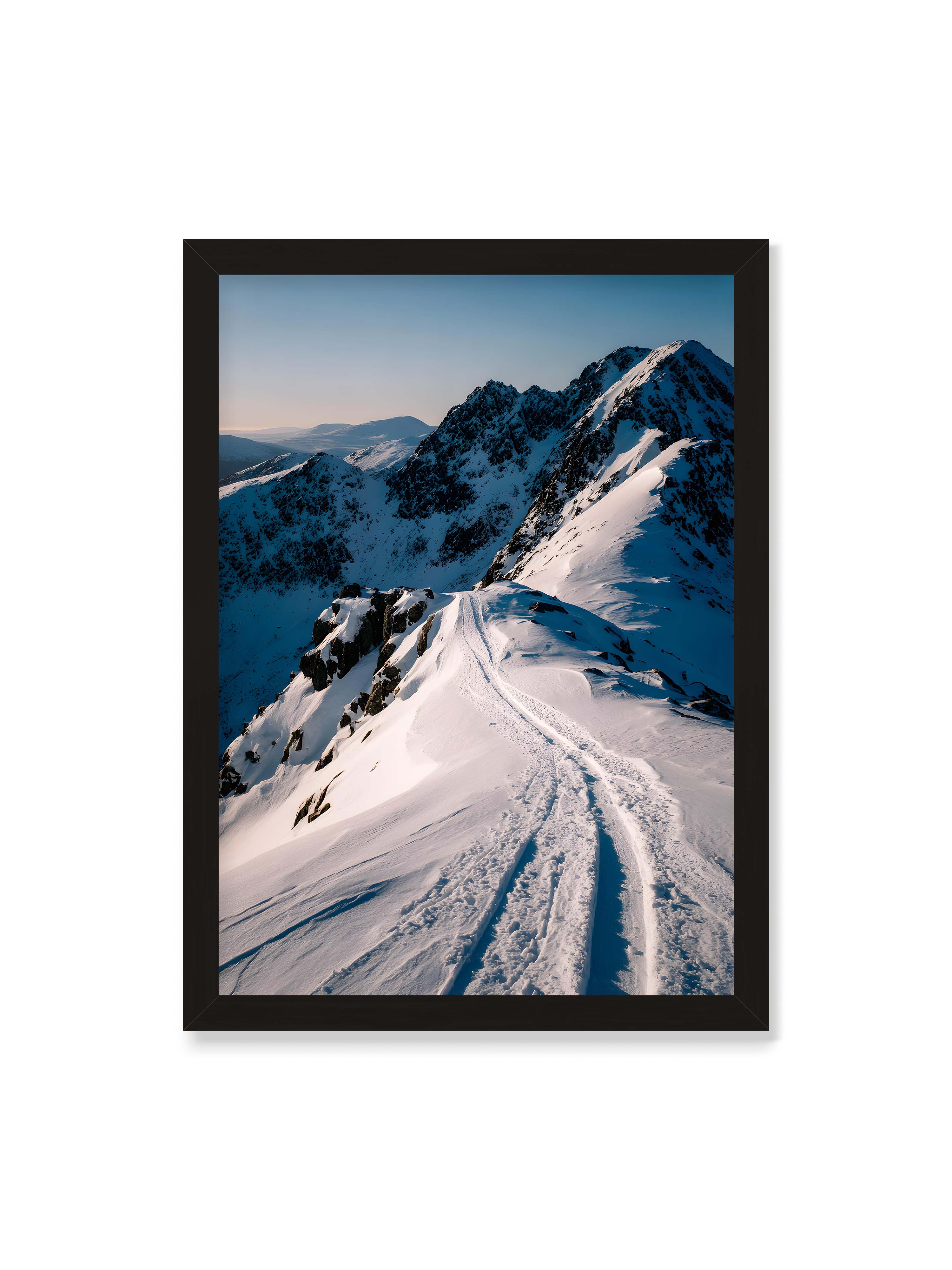 50x70 cm ohne Galerie-Rand mit schwarzem Rahmen – Verschneiter Bergpfad, sanftes Licht beleuchtet die Spuren im Schnee, Berge im Hintergrund.