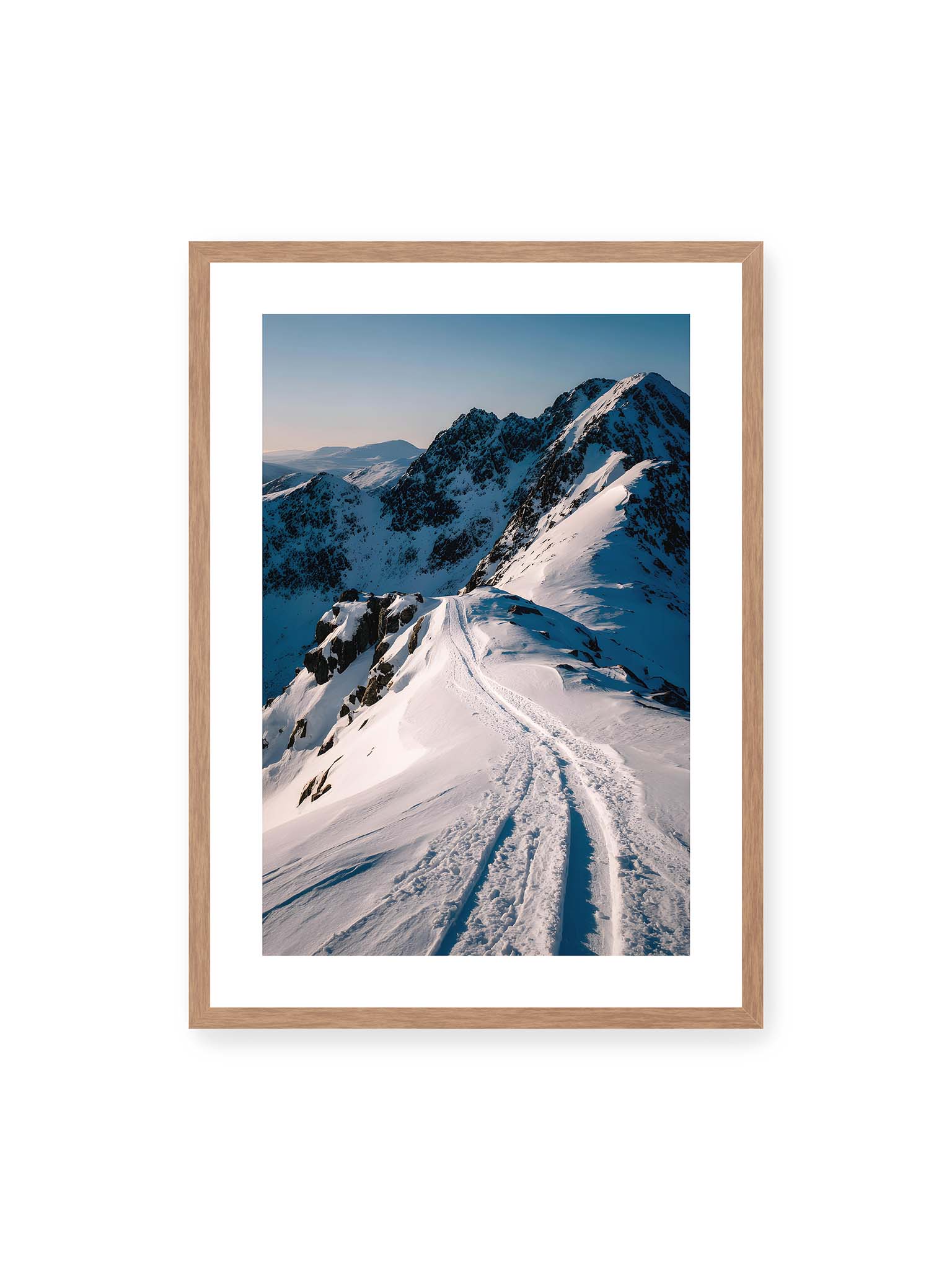 50x70 cm, weißer Galerie-Rand, Eichenrahmen – Verschneiter Bergpfad, sanftes Licht beleuchtet die Spuren im Schnee, Berge im Hintergrund.