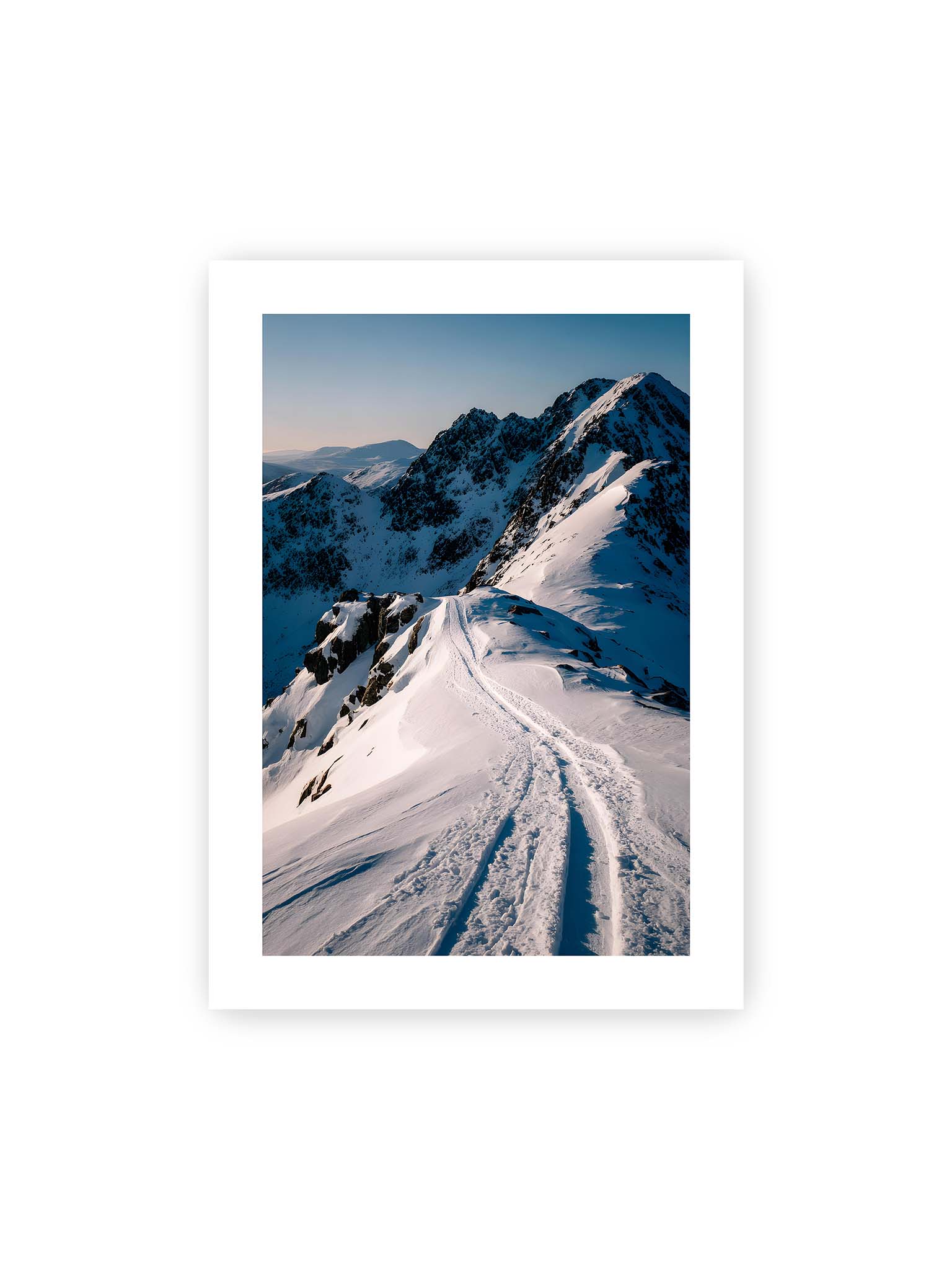 50x70 cm, weißer Galerie-Rand – Verschneiter Bergpfad, sanftes Licht beleuchtet die Spuren im Schnee, Berge im Hintergrund.