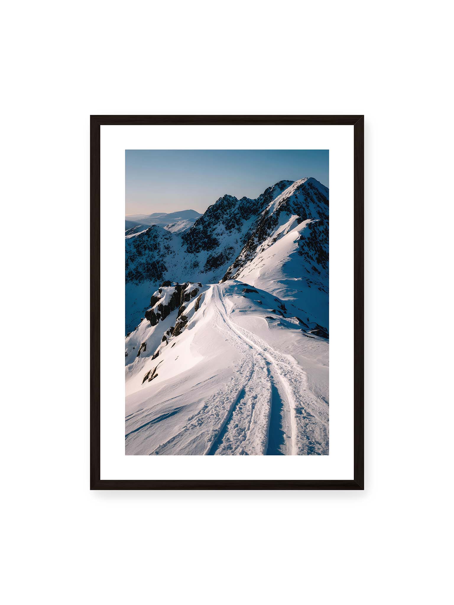50x70 cm, weißer Galerie-Rand, schwarzer Rahmen – Verschneiter Bergpfad, sanftes Licht beleuchtet die Spuren im Schnee, Berge im Hintergrund.