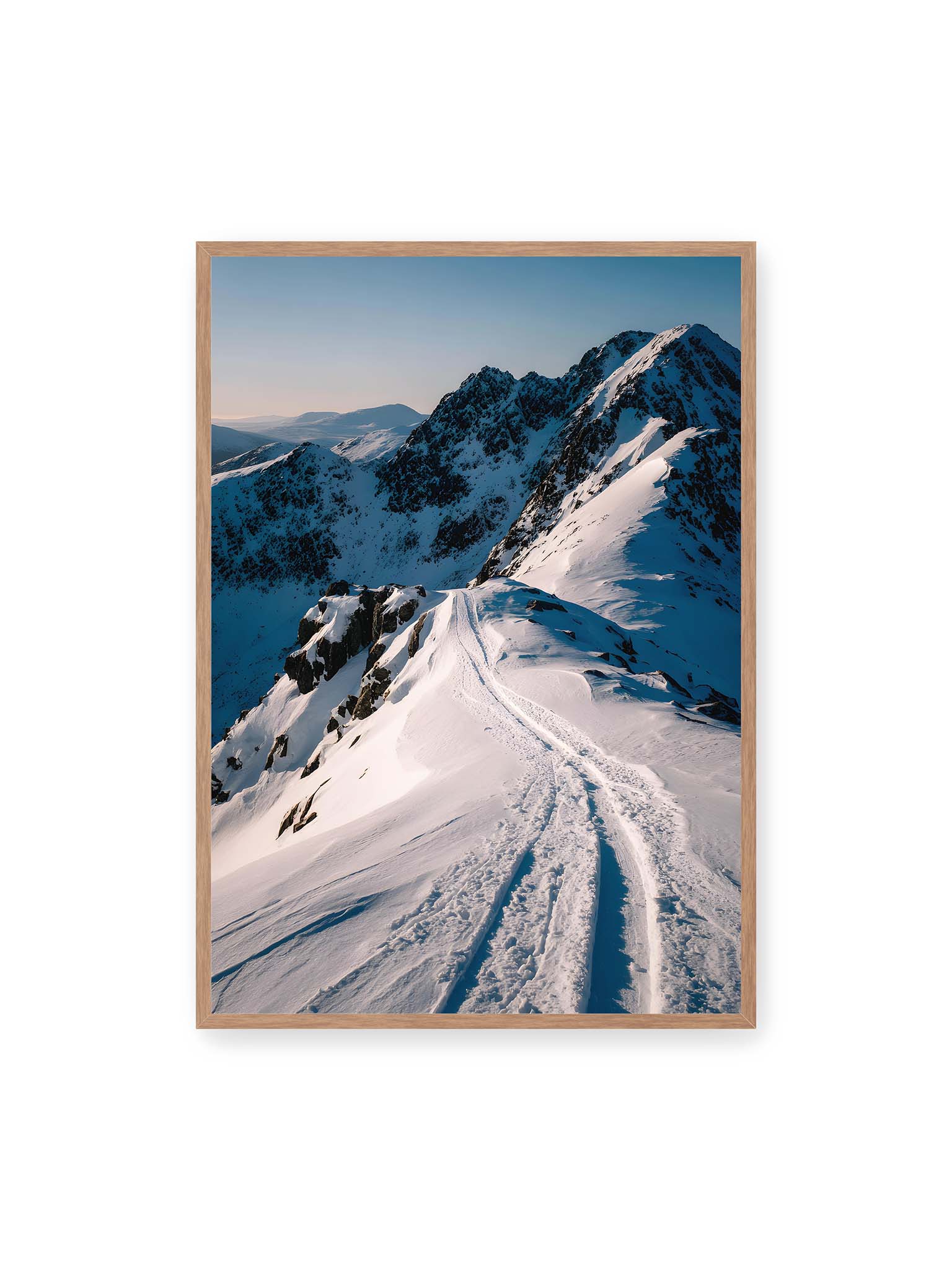 70x100 cm, Eichenrahmen – Verschneiter Bergpfad, sanftes Licht beleuchtet die Spuren im Schnee, Berge im Hintergrund.