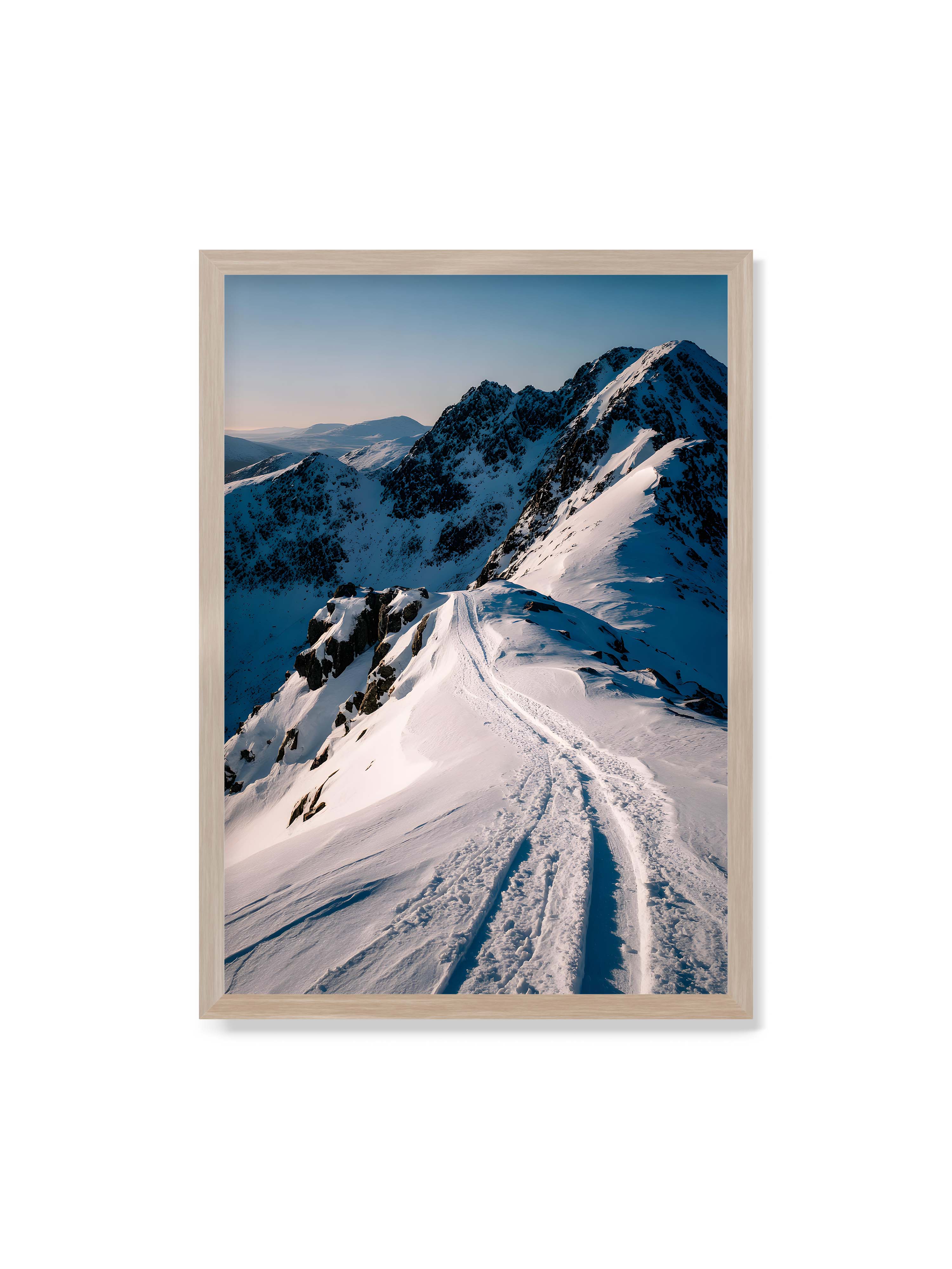 70x100 cm ohne Galerie-Rand im Eichenrahmen – Verschneiter Bergpfad, sanftes Licht beleuchtet die Spuren im Schnee, Berge im Hintergrund.