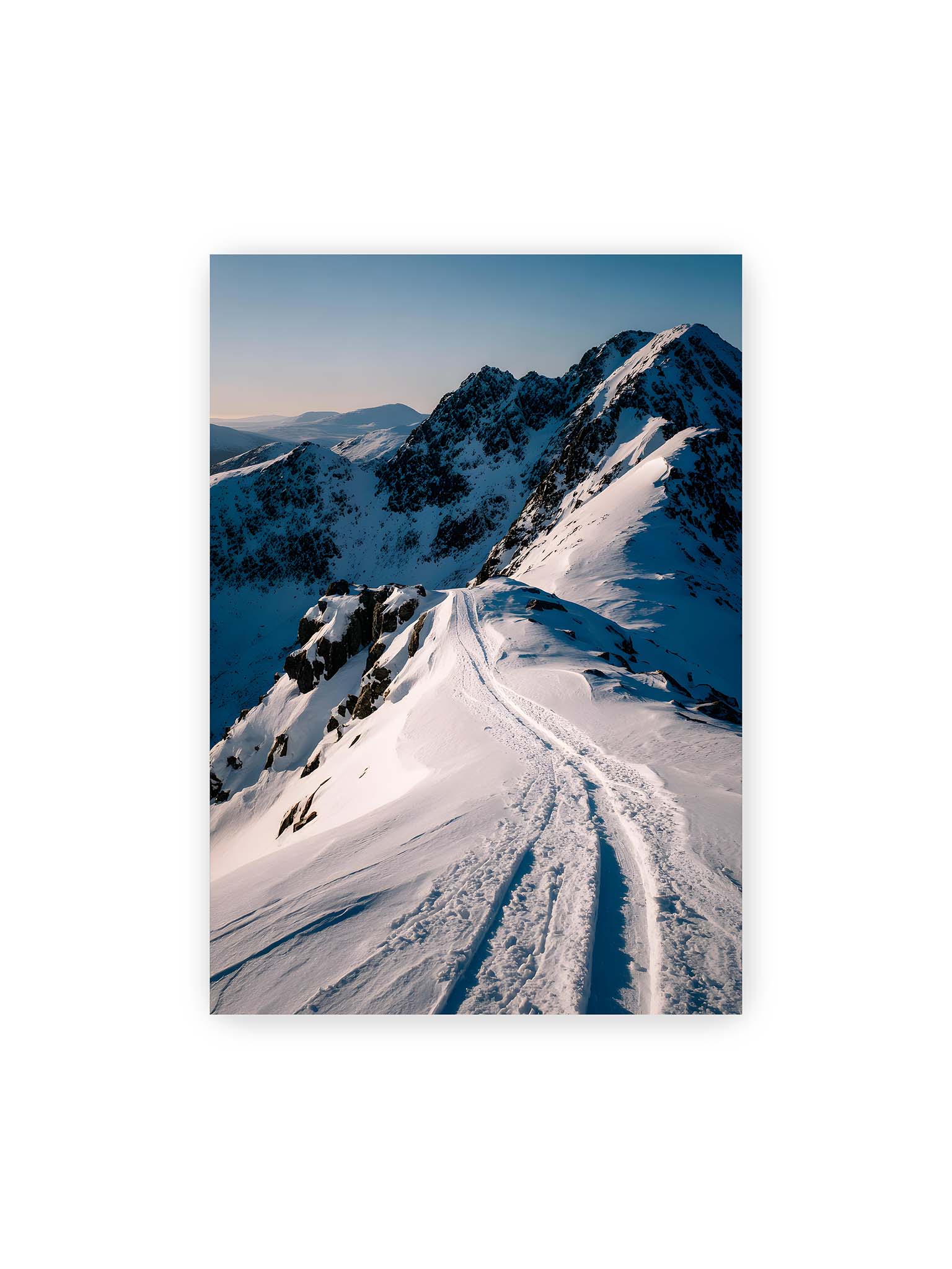 70x100 cm – Verschneiter Bergpfad, sanftes Licht beleuchtet die Spuren im Schnee, Berge im Hintergrund.