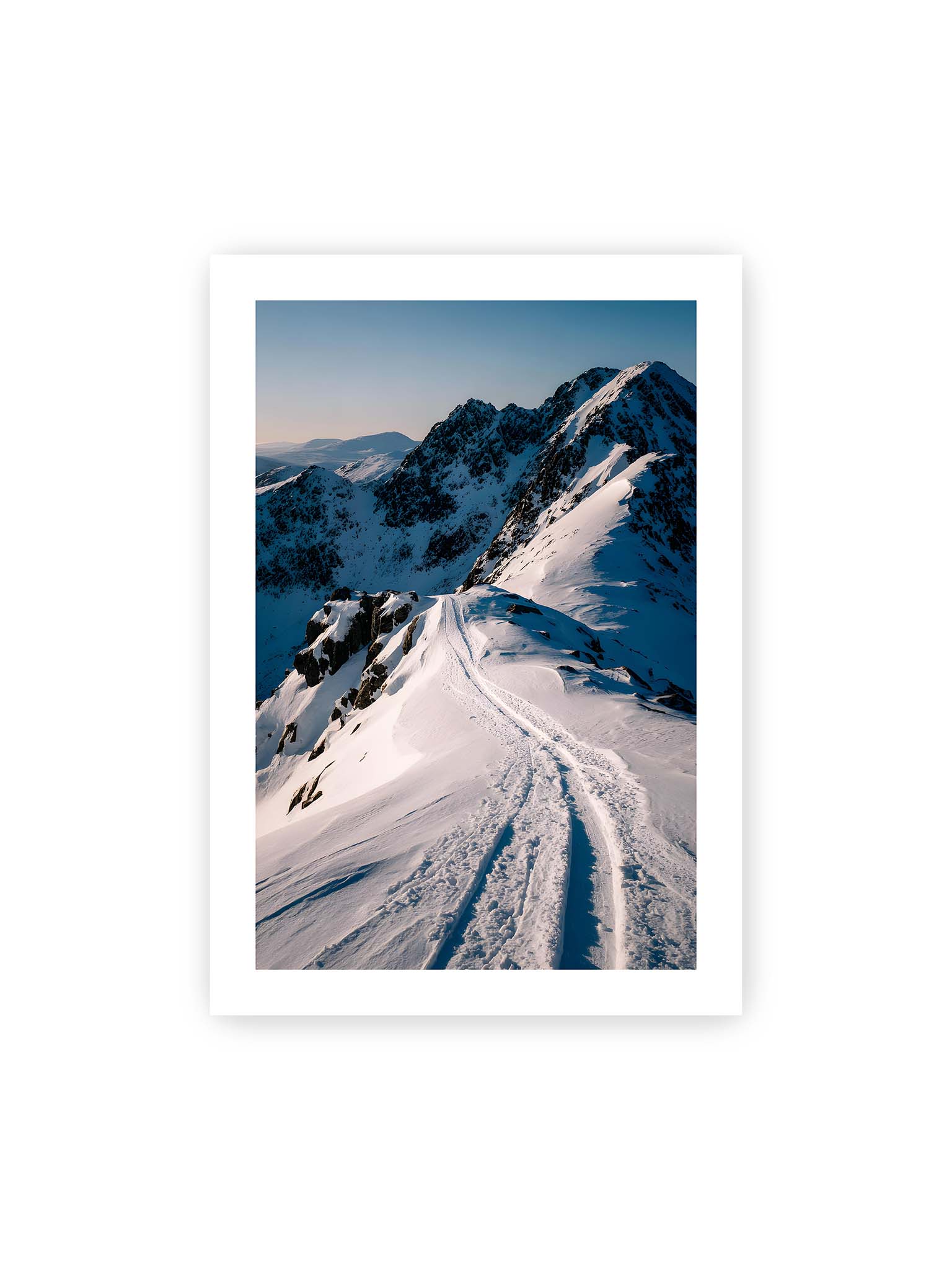 70x100 cm, weißer Galerie-Rand – Verschneiter Bergpfad, sanftes Licht beleuchtet die Spuren im Schnee, Berge im Hintergrund.