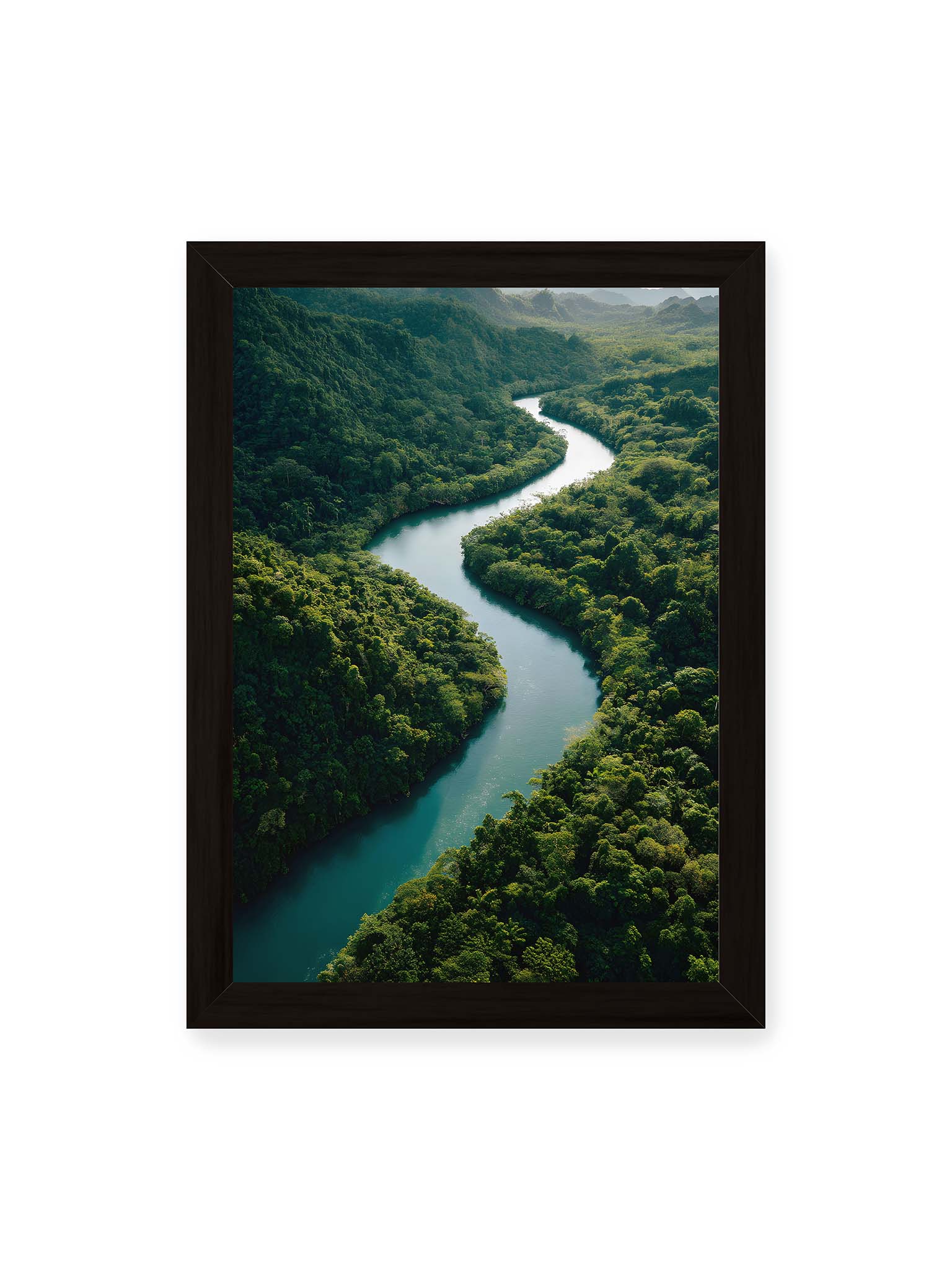 21x30 cm, schwarzer Rahmen – Ein Fluss, umgeben von üppigem, grünem Dschungel, reflektiert das sanfte Licht des Tages.