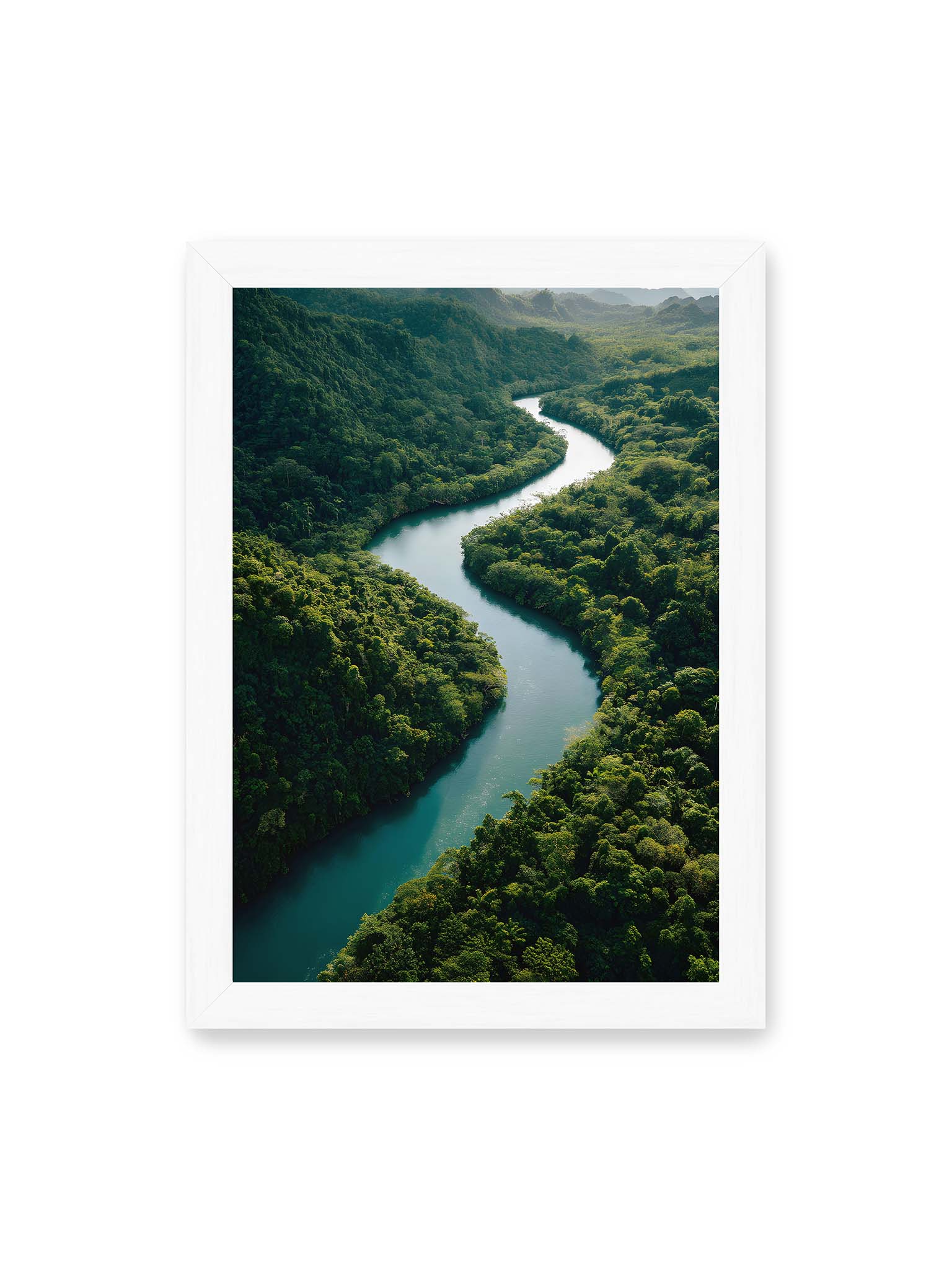 21x30 cm, weißer Rahmen – Ein Fluss, umgeben von üppigem, grünem Dschungel, reflektiert das sanfte Licht des Tages.