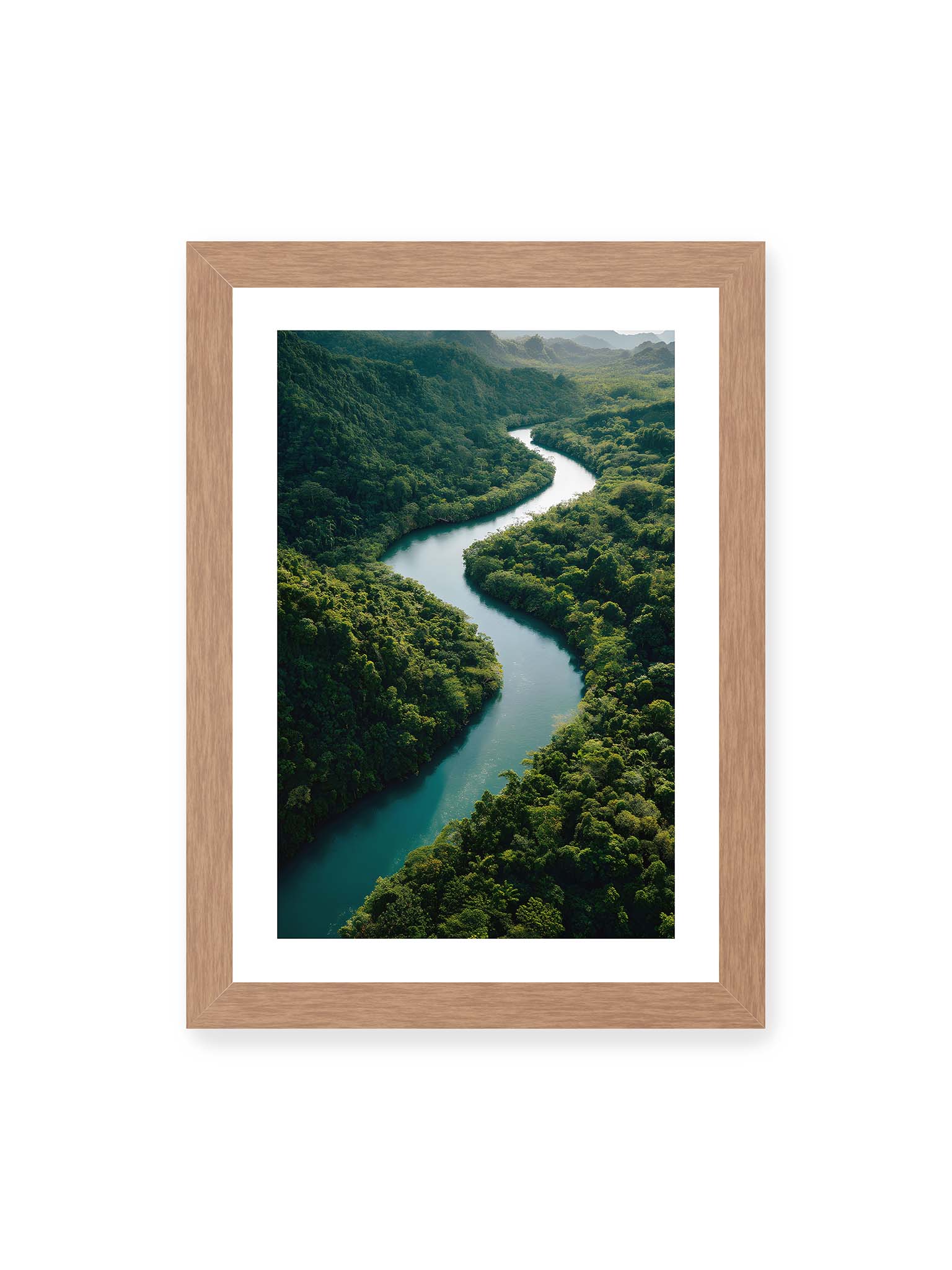 21x30 cm, weißer Galerie-Rand, Eichenrahmen – Ein Fluss, umgeben von üppigem, grünem Dschungel, reflektiert das sanfte Licht des Tages.