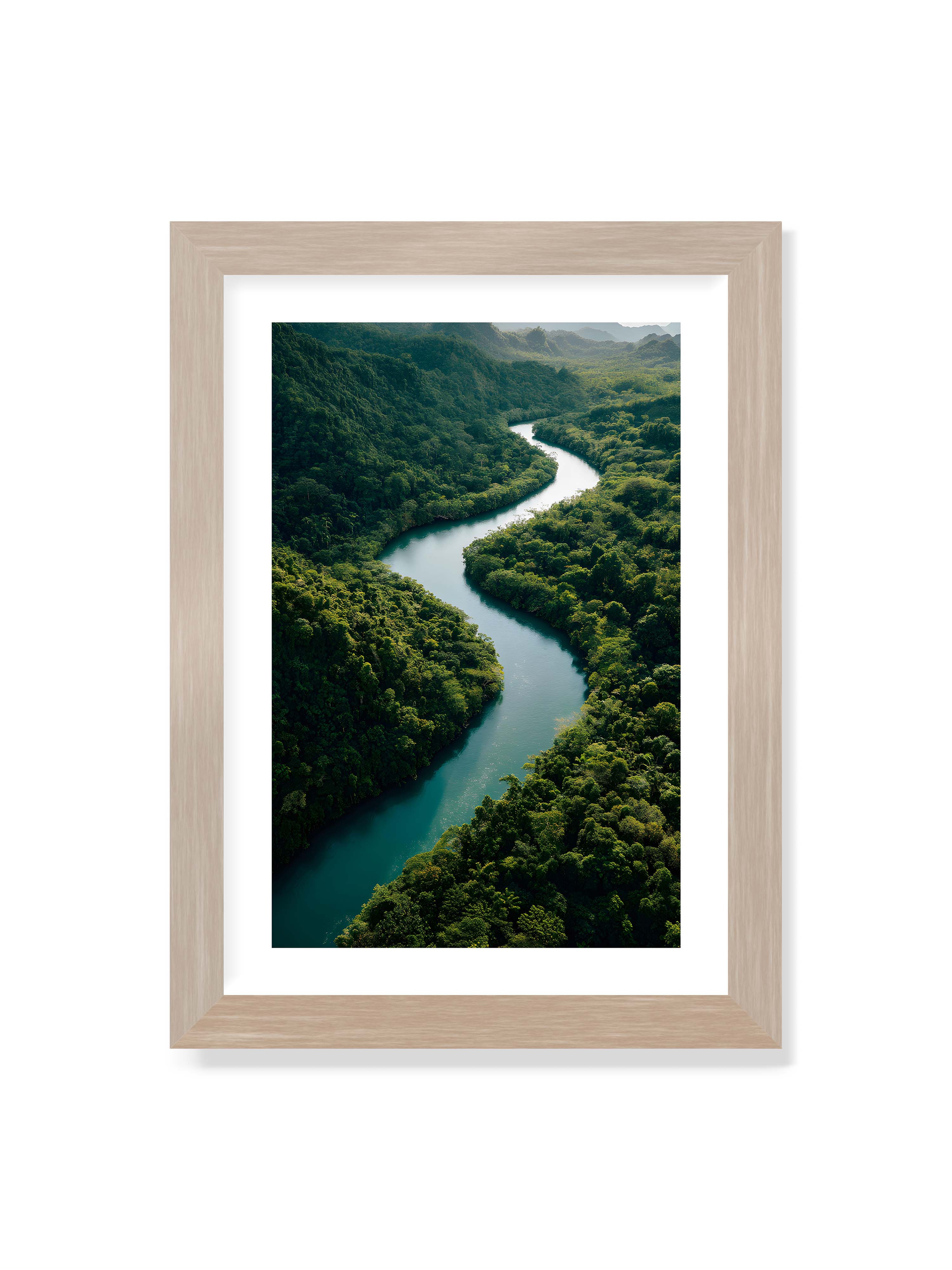 21x30 cm mit weißem Galerie-Rand im Eichenrahmen – Ein Fluss, umgeben von üppigem, grünem Dschungel, reflektiert das sanfte Licht des Tages.
