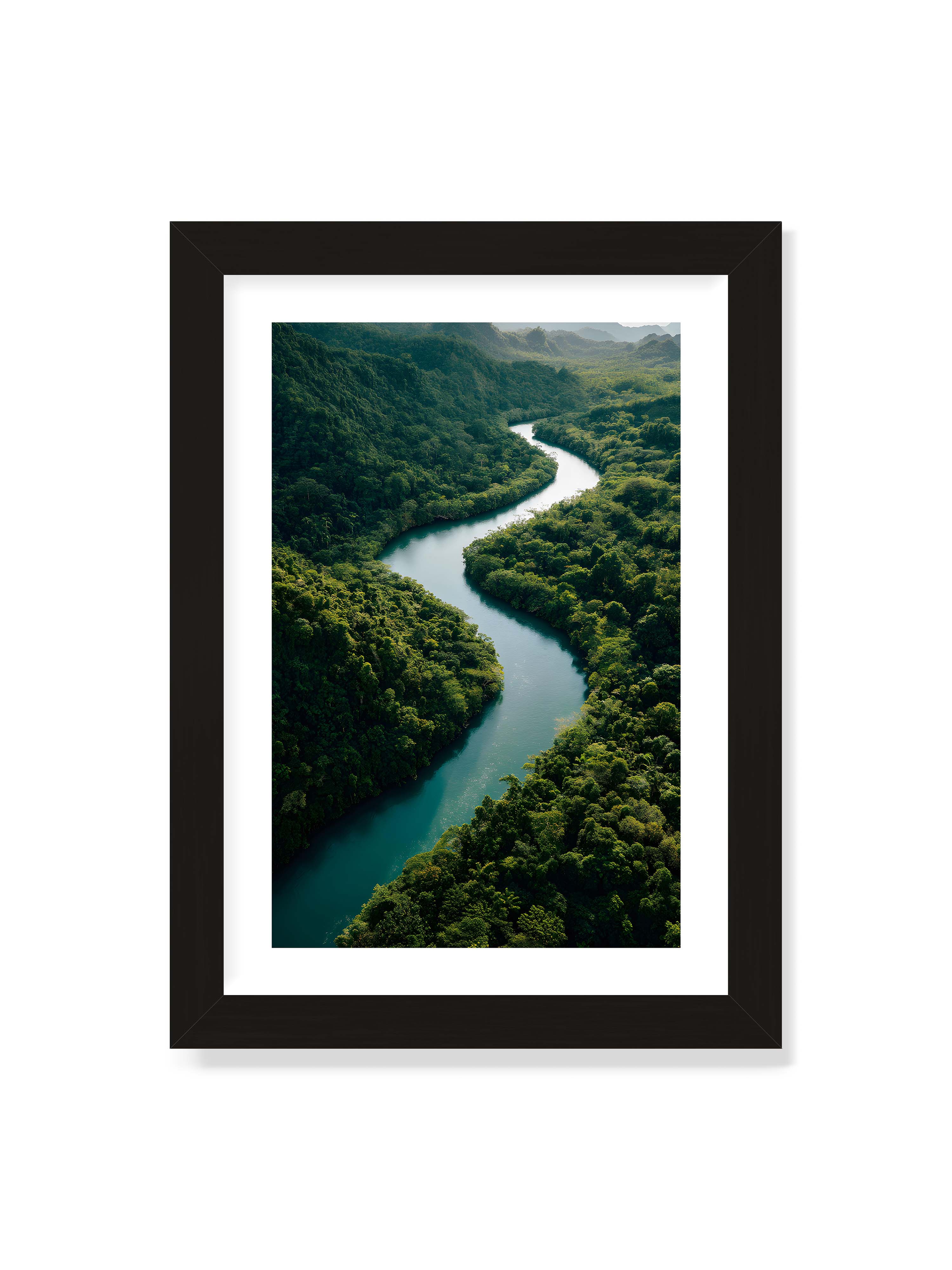 21x30 cm mit weißem Galerie-Rand mit schwarzem Rahmen – Ein Fluss, umgeben von üppigem, grünem Dschungel, reflektiert das sanfte Licht des Tages.