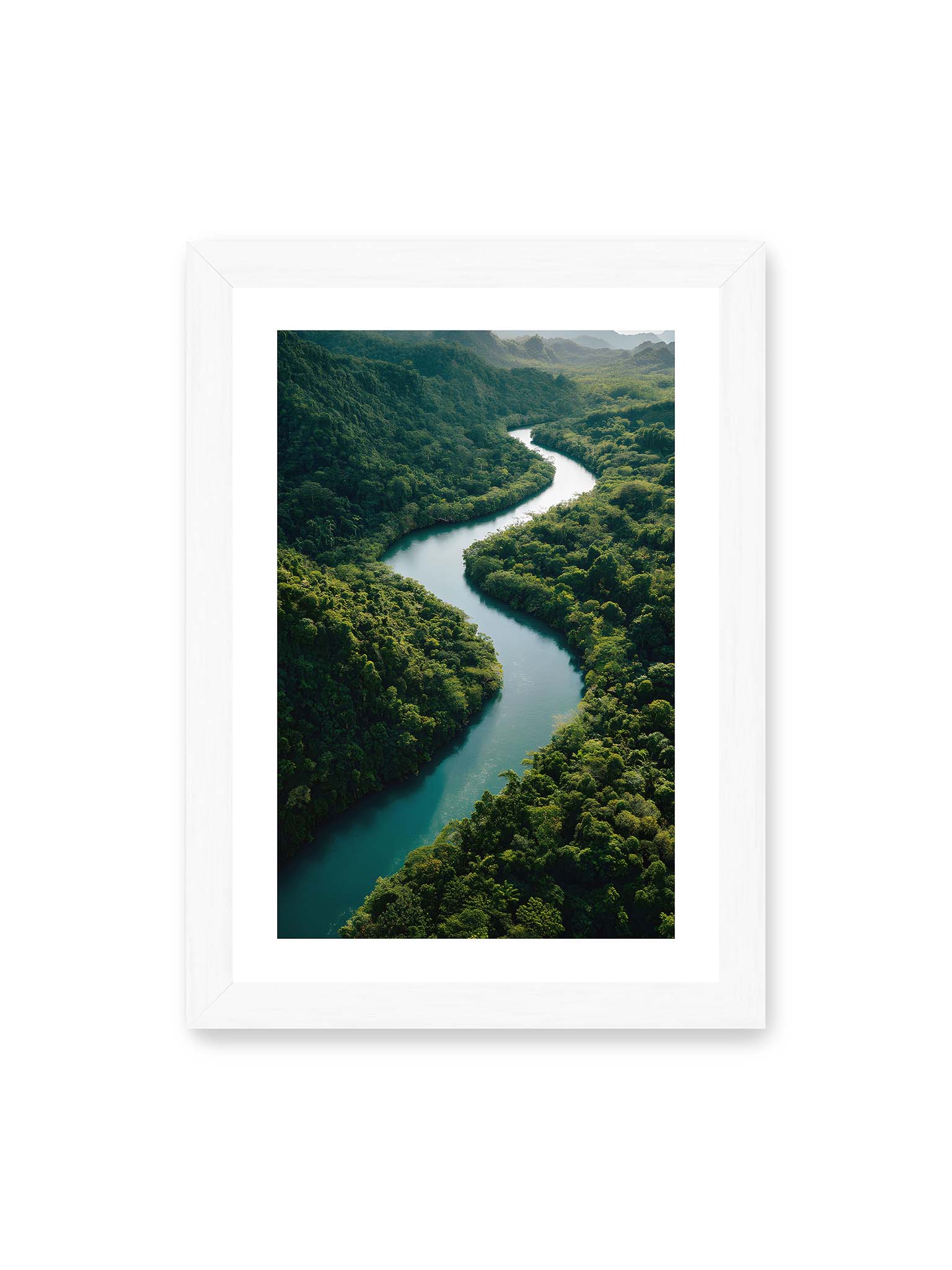 21x30 cm, weißer Galerie-Rand, weißer Rahmen – Ein Fluss, umgeben von üppigem, grünem Dschungel, reflektiert das sanfte Licht des Tages.