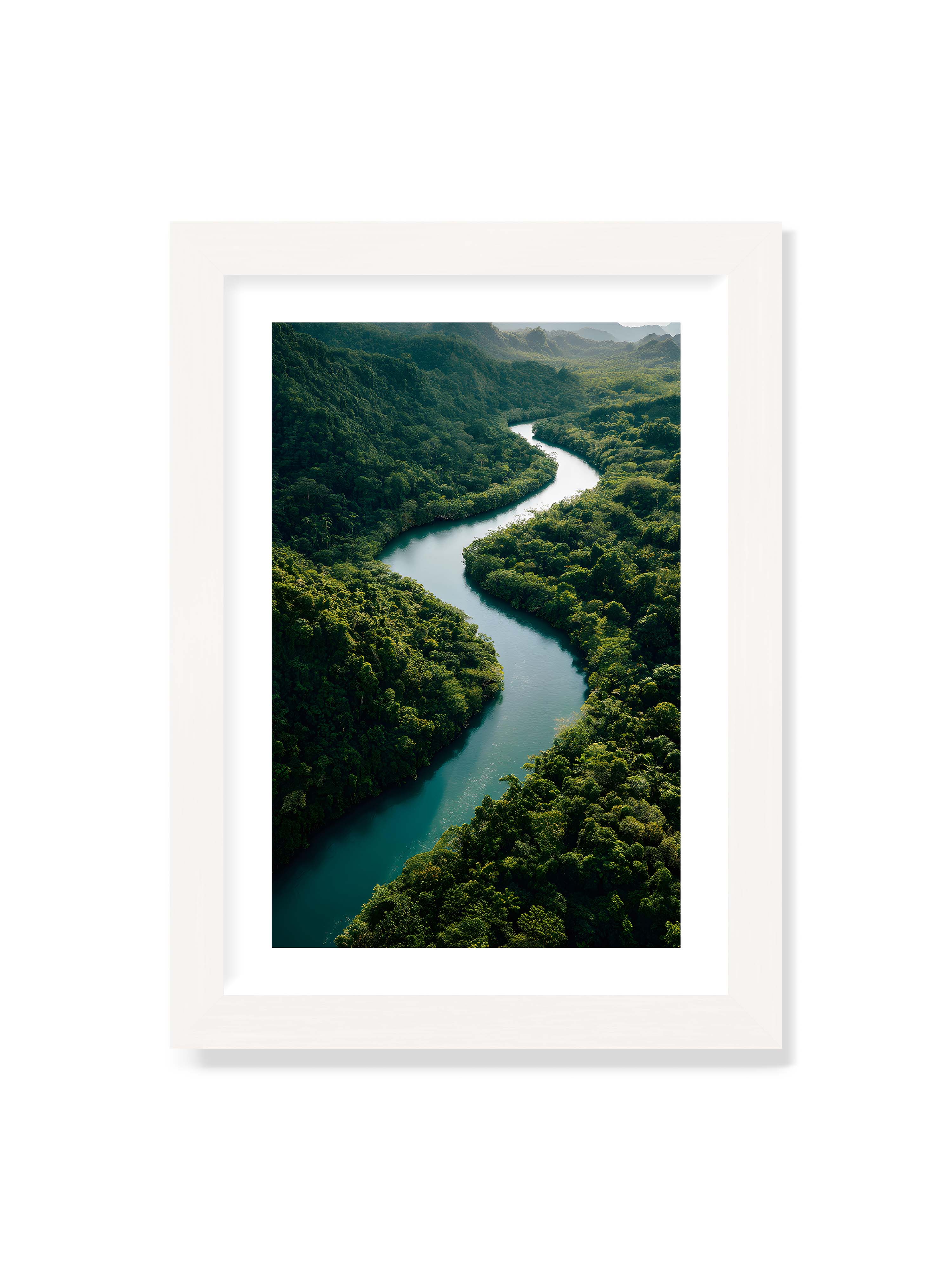 21x30 cm mit weißem Galerie-Rand mit weißem Rahmen – Ein Fluss, umgeben von üppigem, grünem Dschungel, reflektiert das sanfte Licht des Tages.